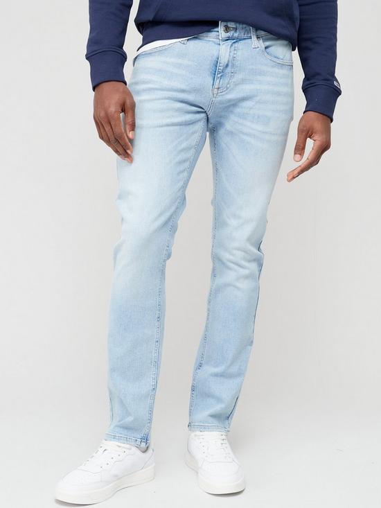 front image of tommy-jeans-austin-slim-tapered-jean-bg1219-light-wash-blue