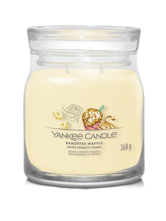front image of yankee-candle-signature-collection-medium-jar-candle-ndash-banoffee-waffle