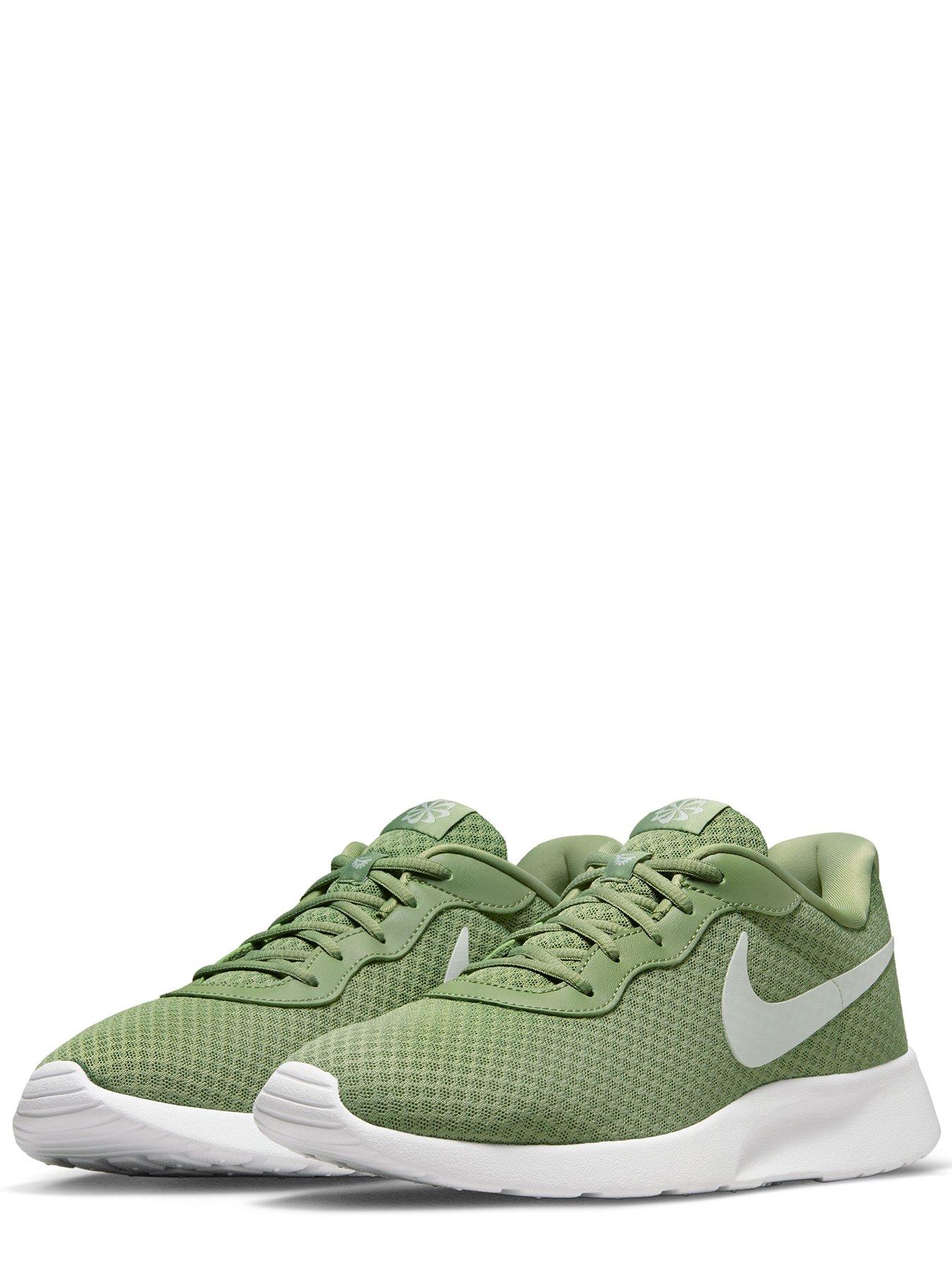 Nike tanjun hotsell trainers mens white