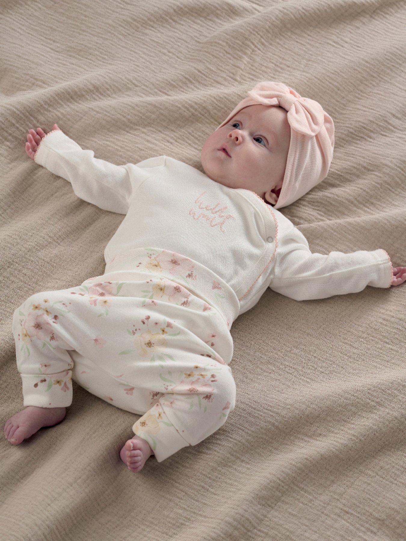 Newborn baby girl first hot sale outfit