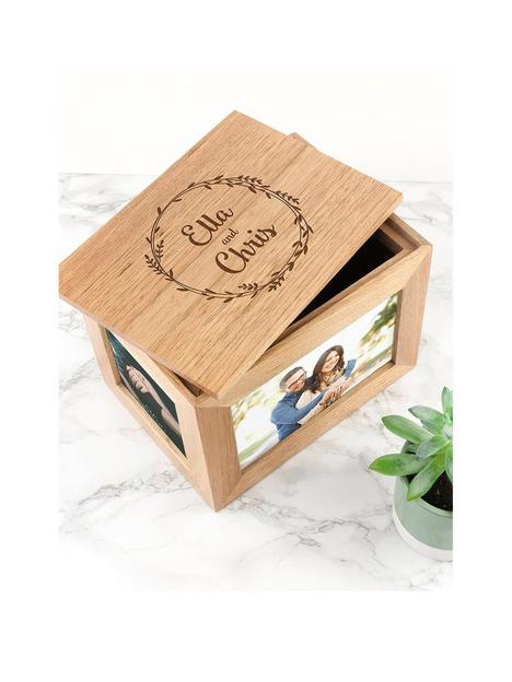 treat-republic-personalised-couples-midi-oak-photo-cube-keepsake-box-with-wreath-design
