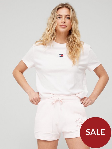 tommy-jeans-badge-t-shirt-pink