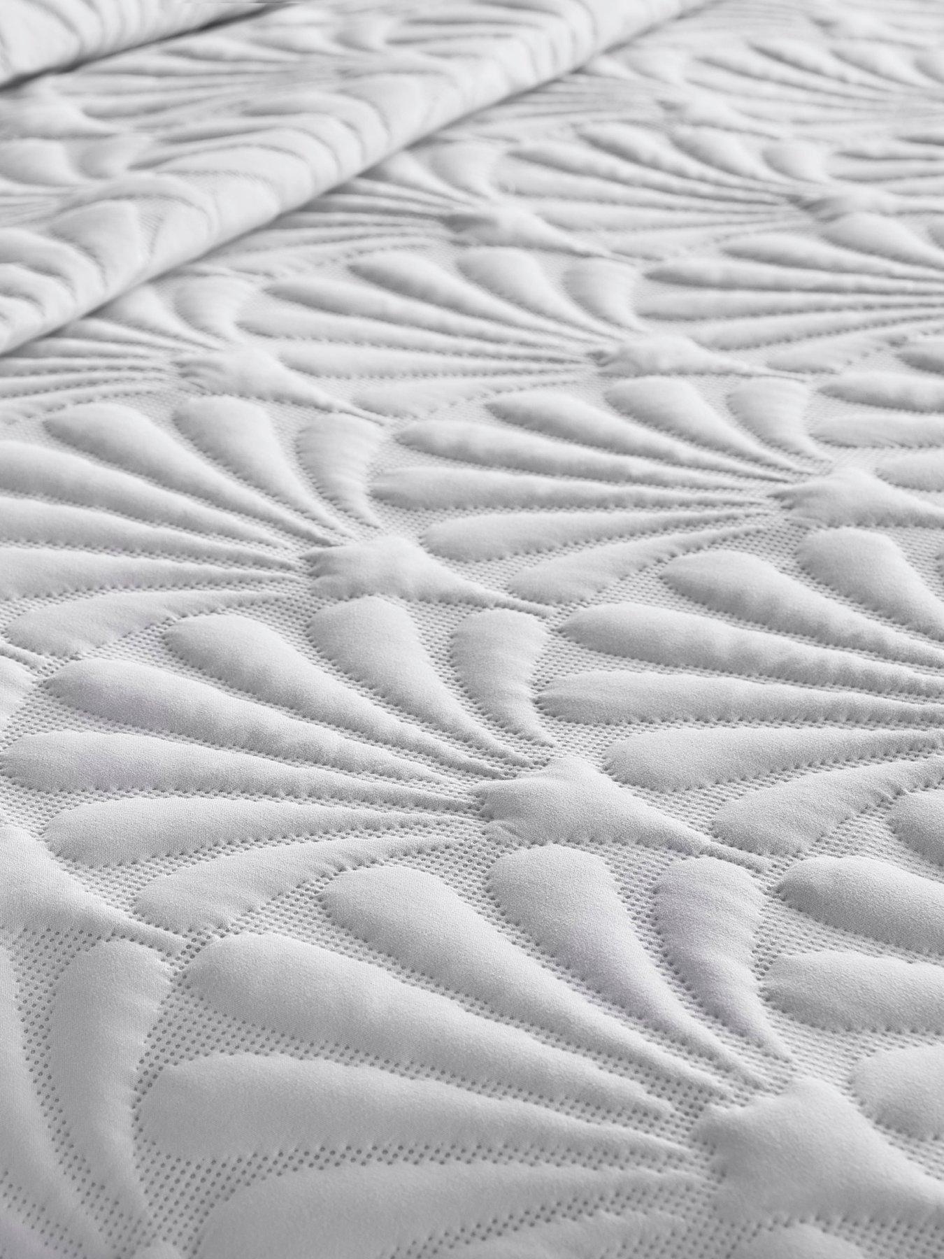 Couvre-lit Matelassé Dreams & Drapes Serene - 200x230 Cm, Polyester, Motif Pinsonic, Blanc, Chaud Et Doux