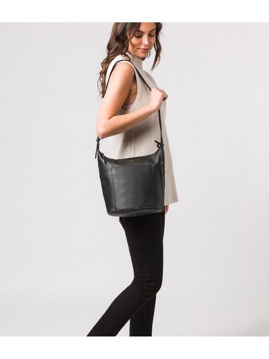 stillFront image of pure-luxuries-london-chicester-shoulder-leather-bag
