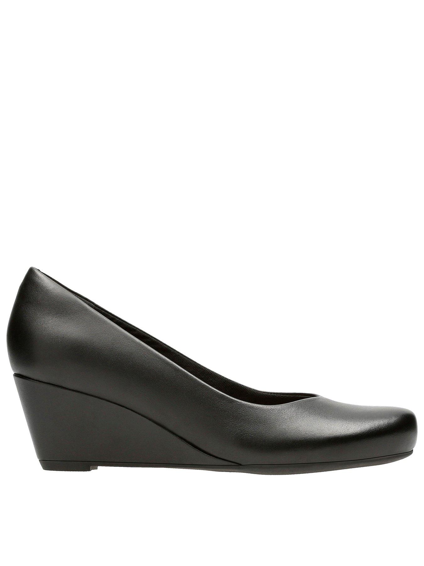 Clarks wide hot sale fit pumps