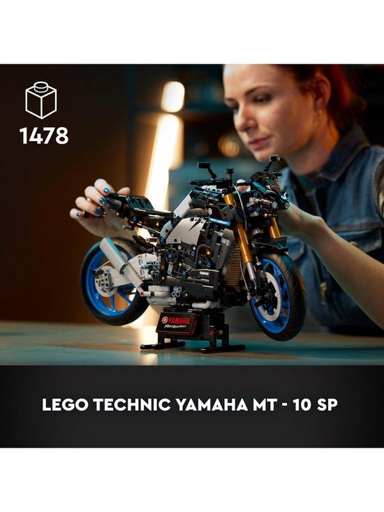 back image of lego-technic-yamaha-mt-10-sp-motorbike-model-42159