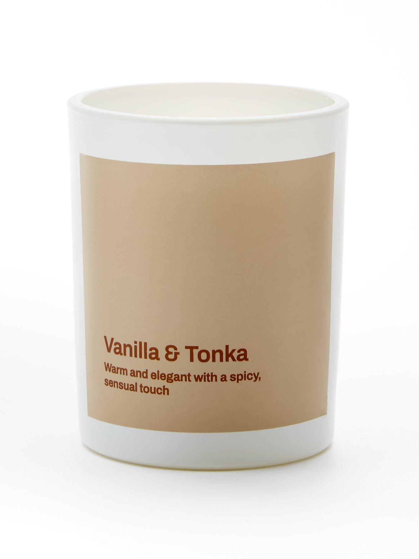 Image 3 of 5 of The Very Collection Candle &ndash; Vanilla and Tonka