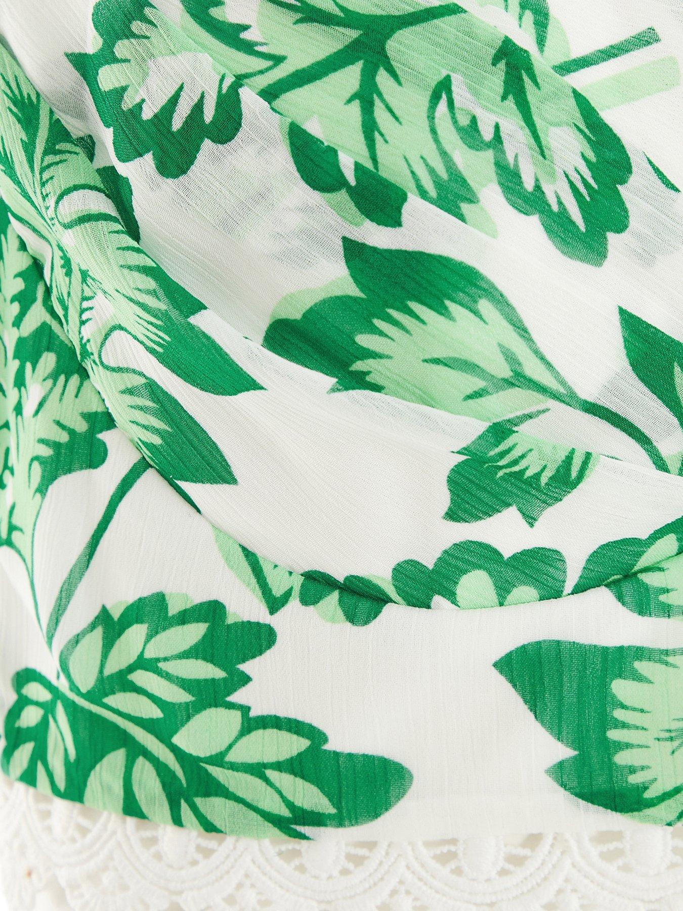 Image 6 of 6 of Quiz Tropical Print Crop Top