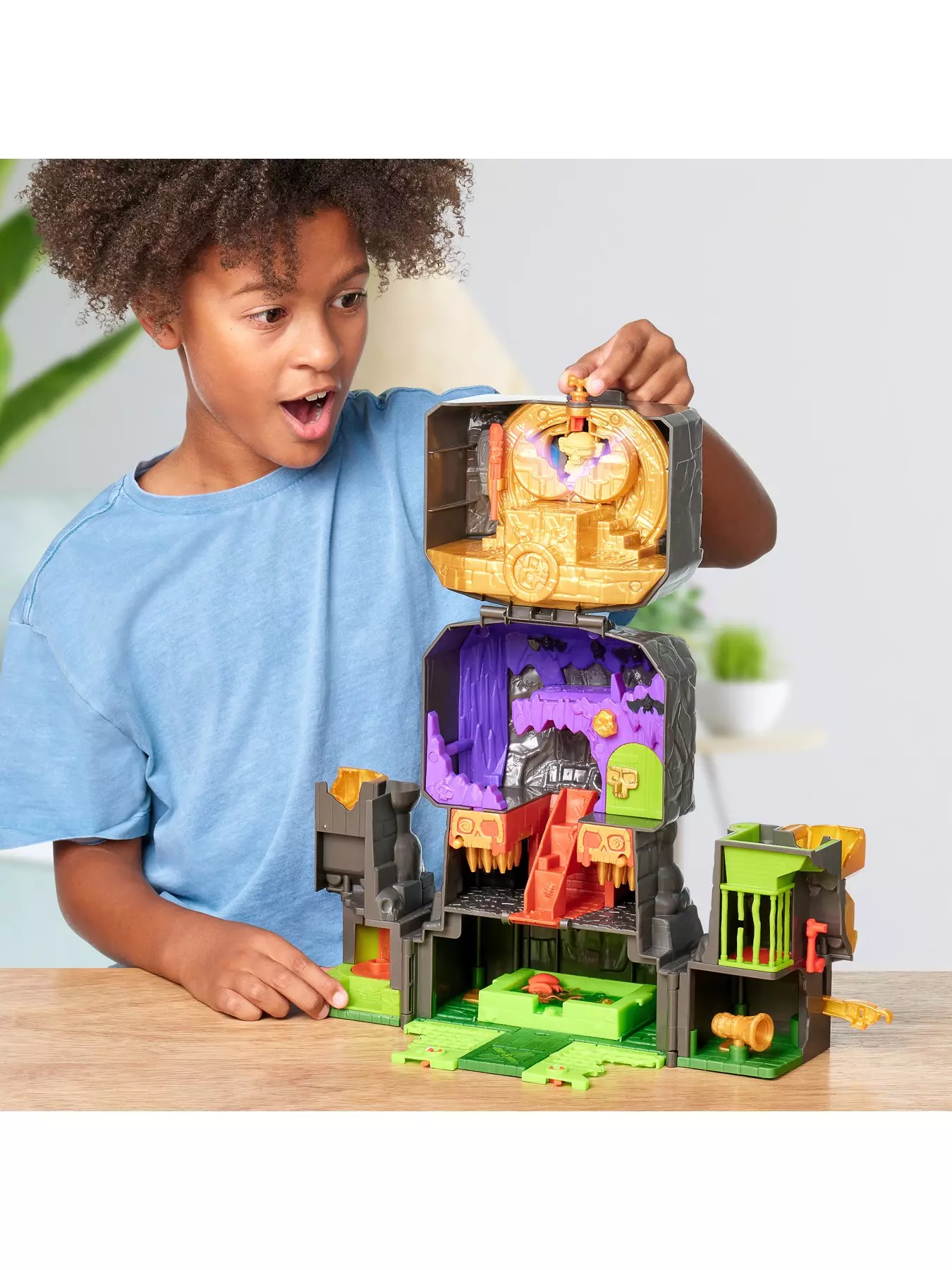 TREASURE X Lost Lands Skull Island Swamp Tower Micro Playset, 15 Levels of  Adventure. Survive The Traps and Discover 2 Micro Sized Action Figures.