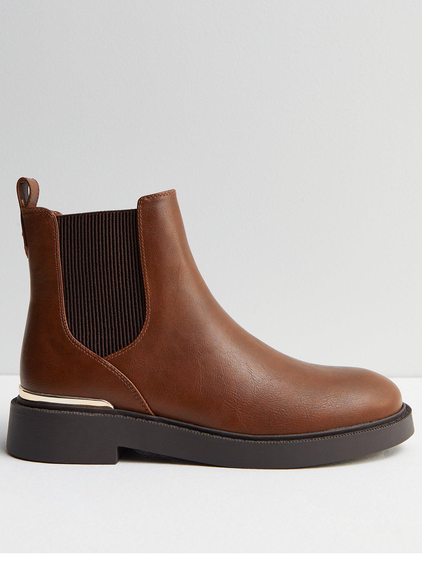 metal trim chelsea boots