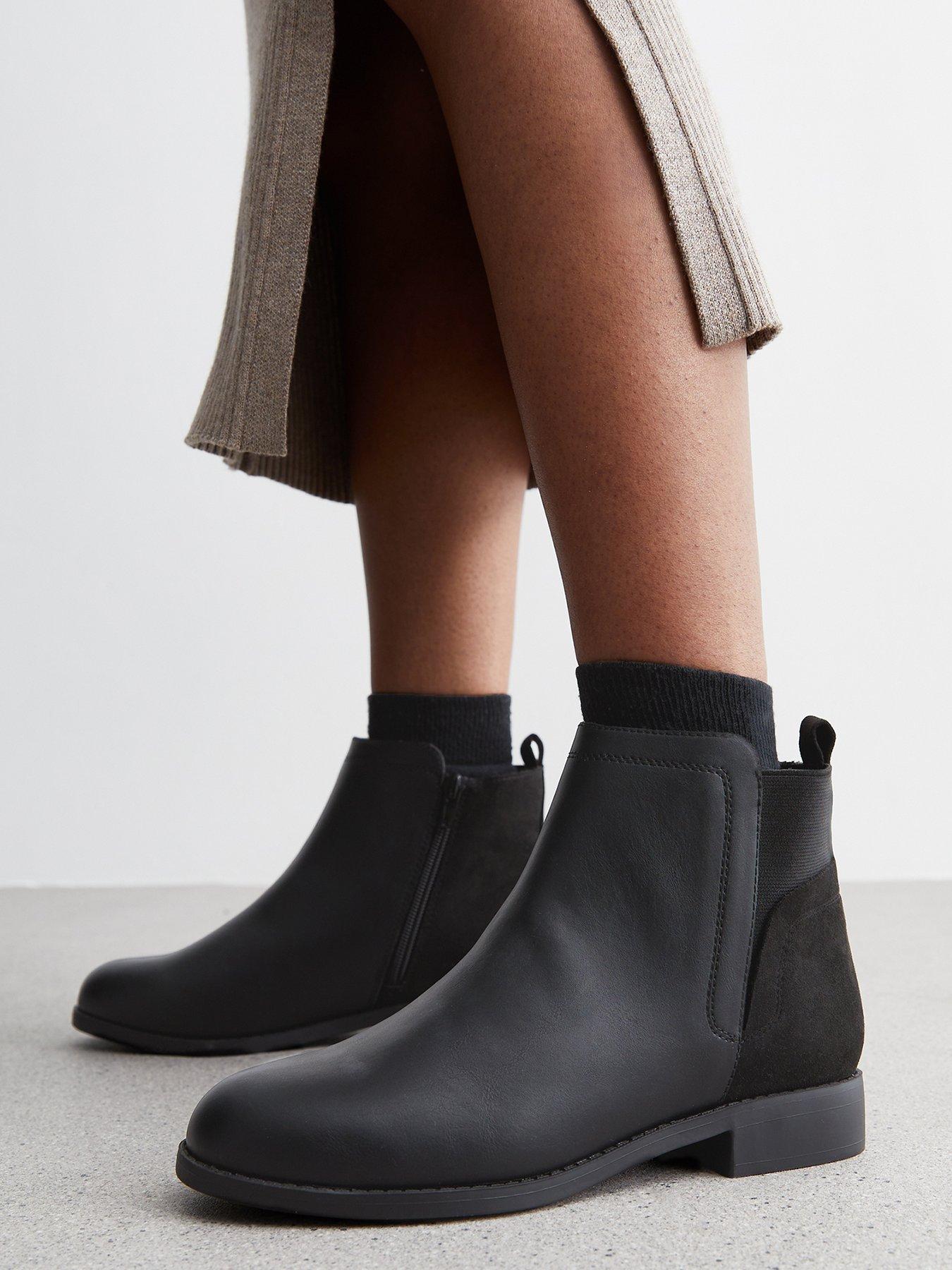 Extra wide store black booties