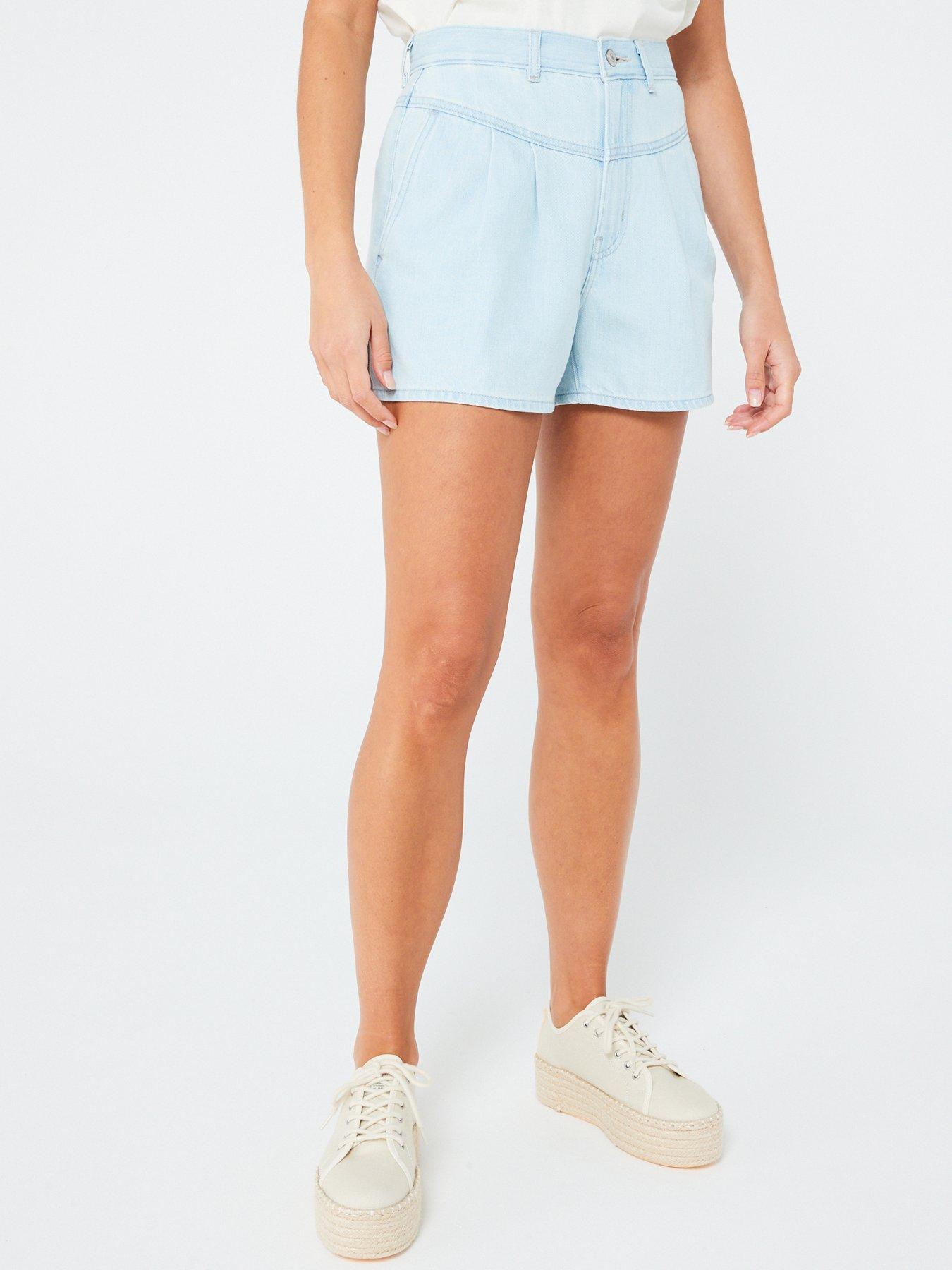 levis-featherweight-denim-mom-short-poole-party