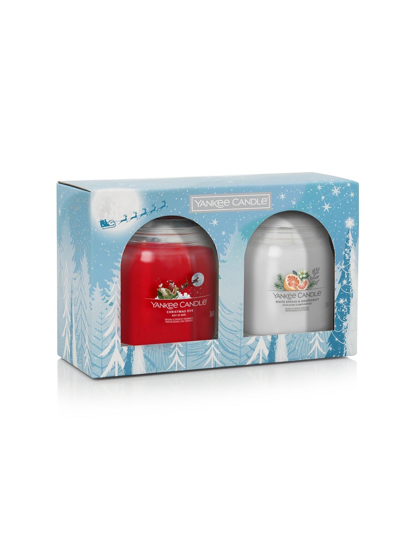 Yankee Candle Signature Christmas Gift Set contains 2 Medium Jar