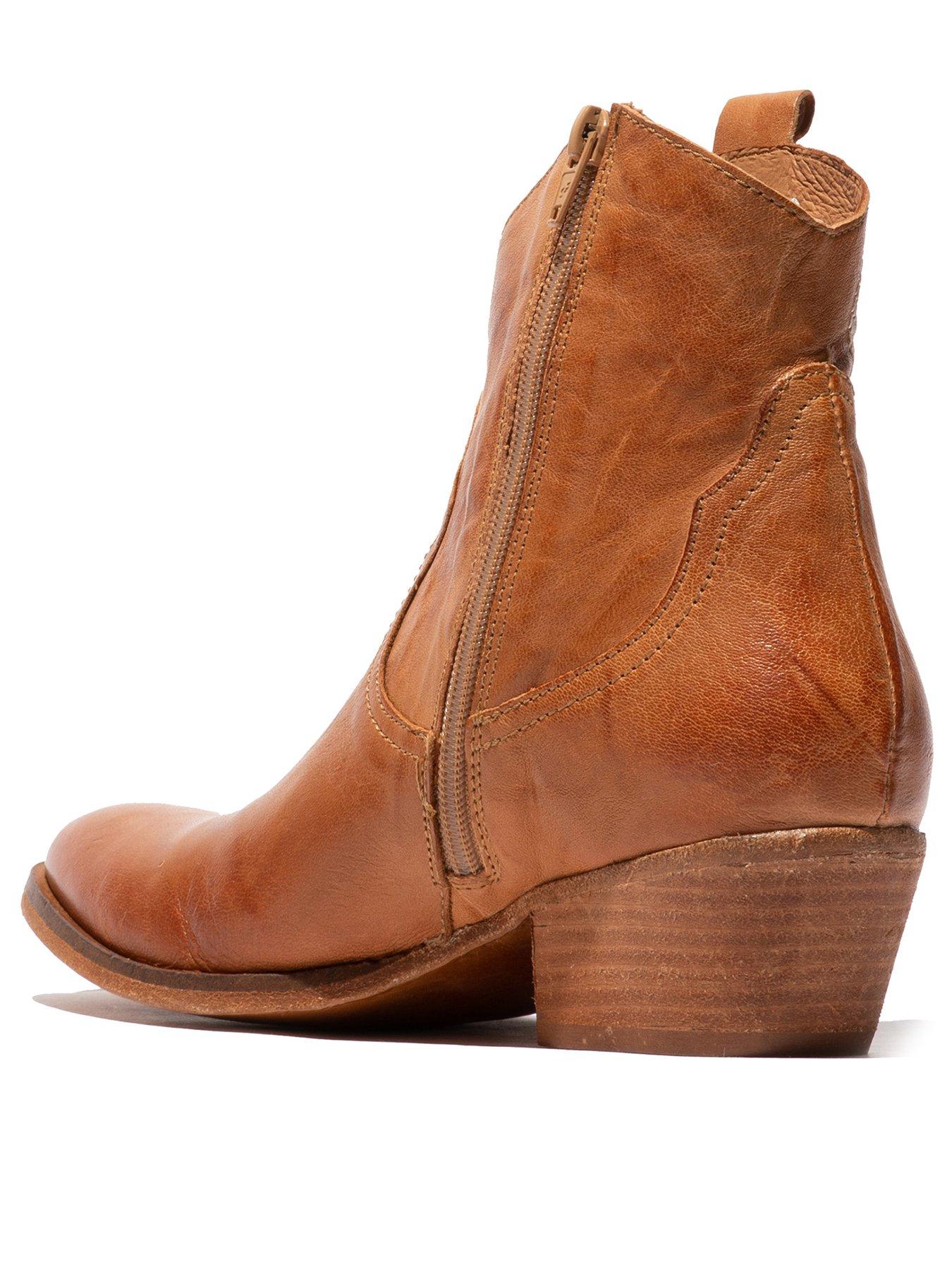 Wami Leather Ankle Western Boots Camel