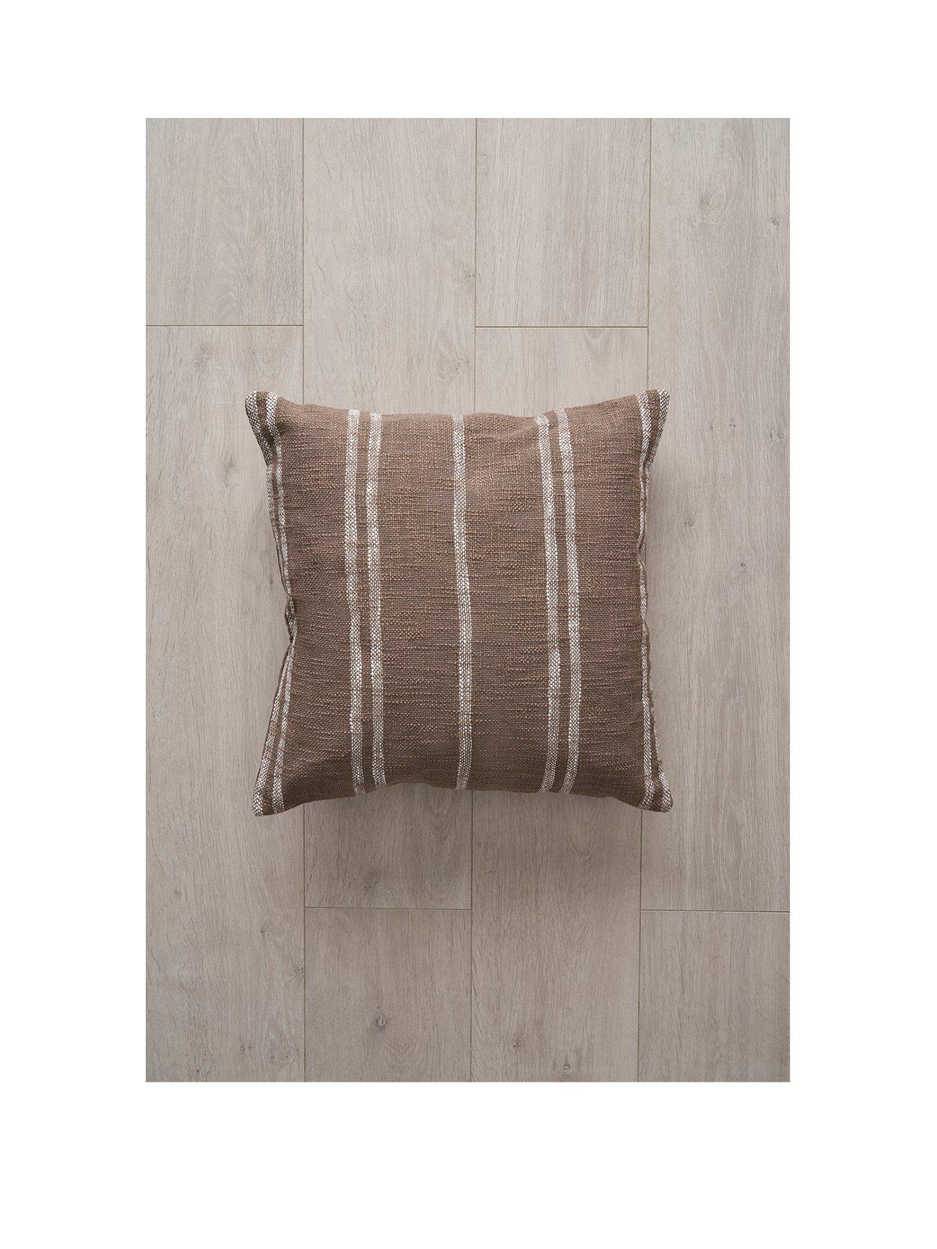 stillFront image of the-very-collection-riga-cushion