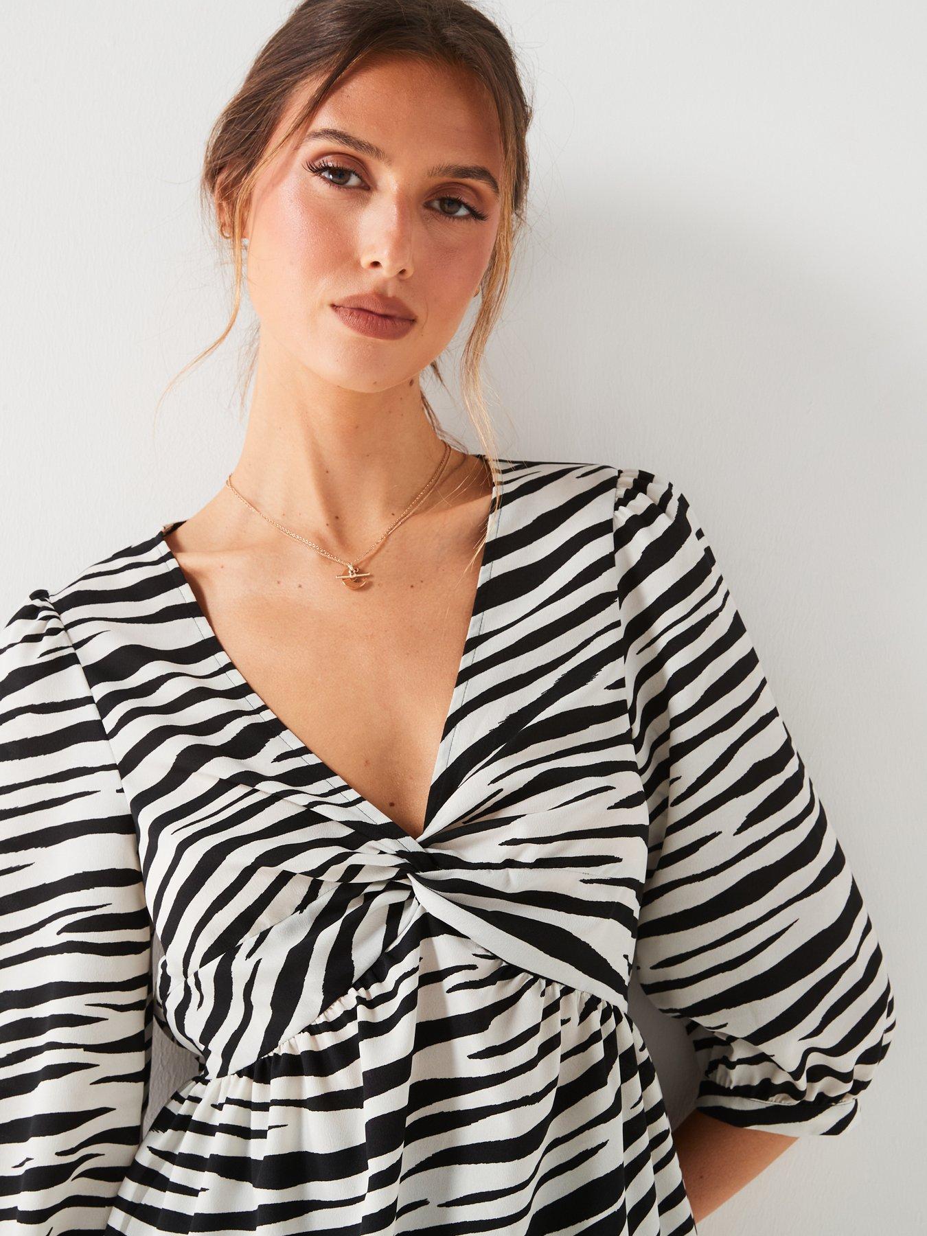 Image 5 of 6 of Everyday Animal Print&nbsp;Twist Front Blouse - Mono Stripe