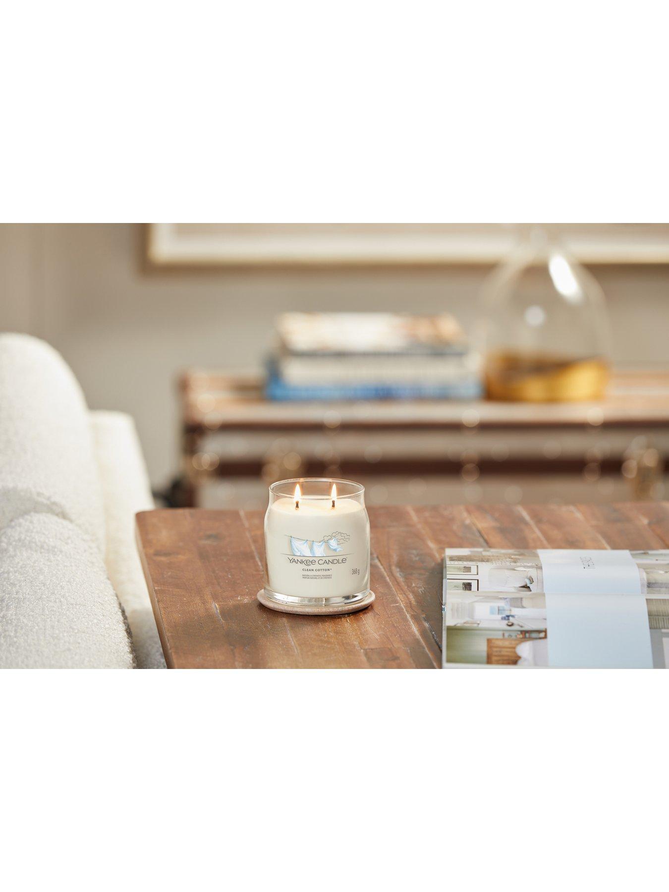 Image 3 of 6 of Yankee Candle Signature Medium Jar Candle &ndash; Clean Cotton