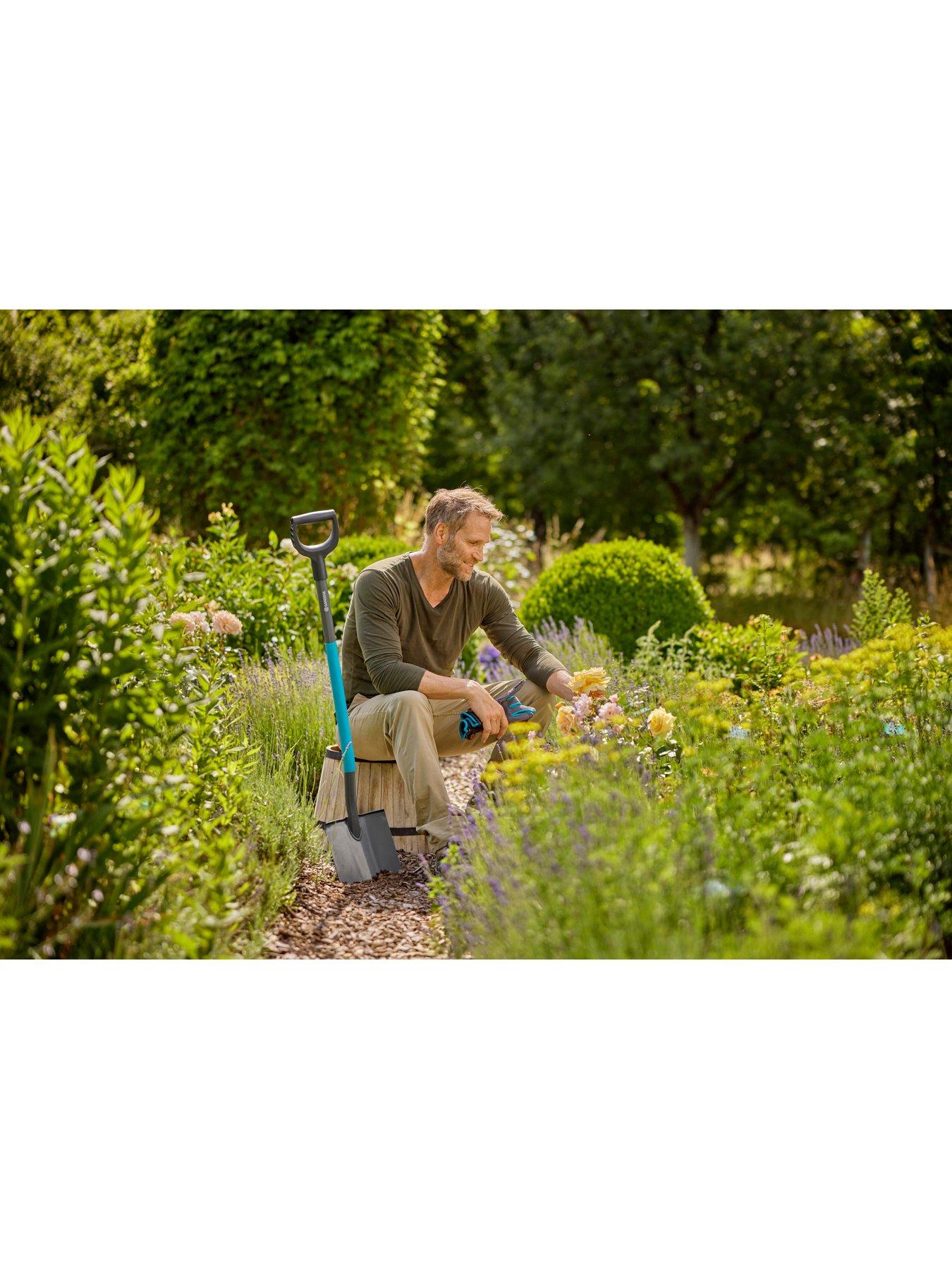 Image 7 of 7 of Gardena ClassicLine Border Spade + Gloves
