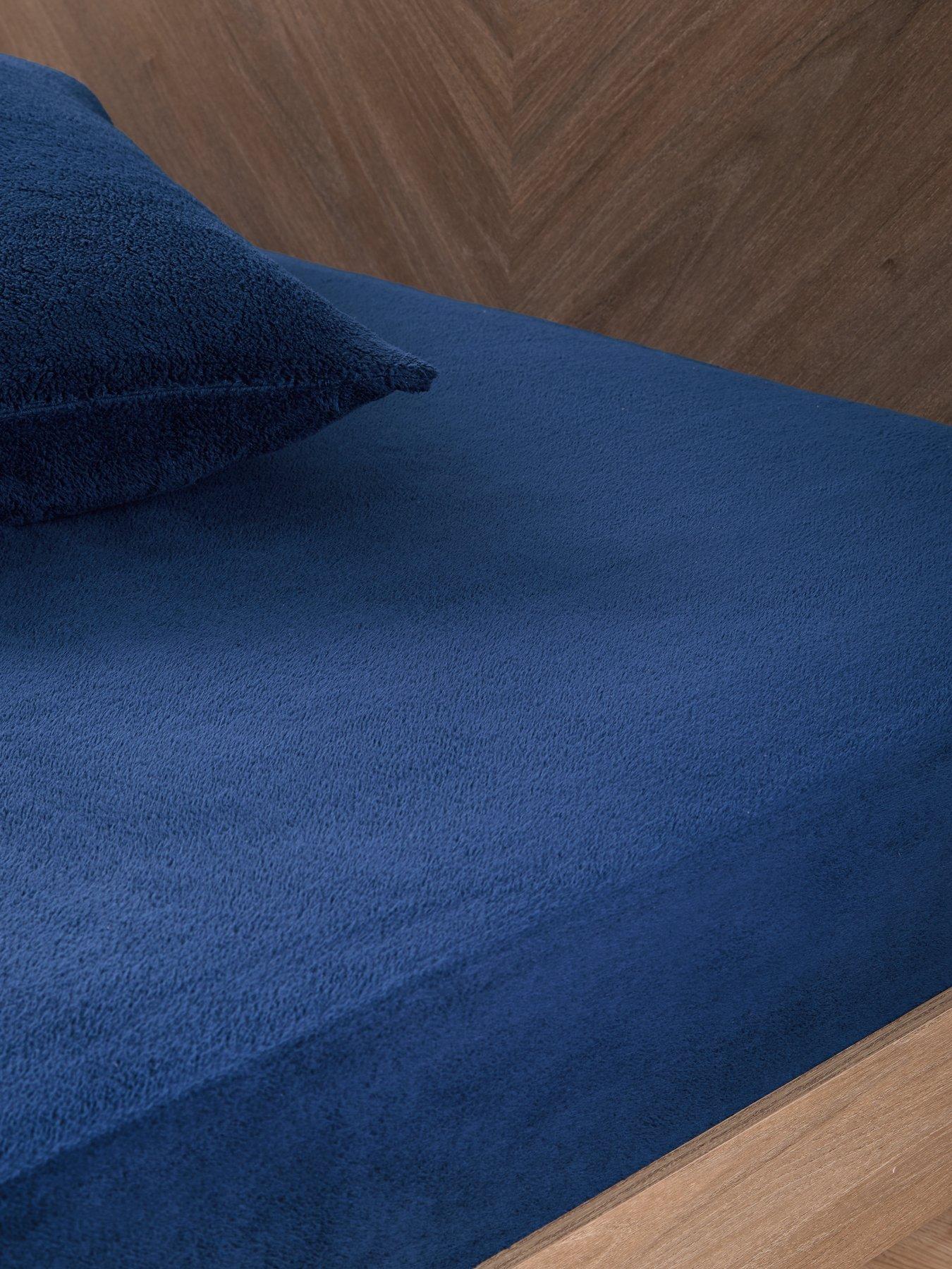 The Very Collection Teddy Fleece Fitted Sheet in Navy