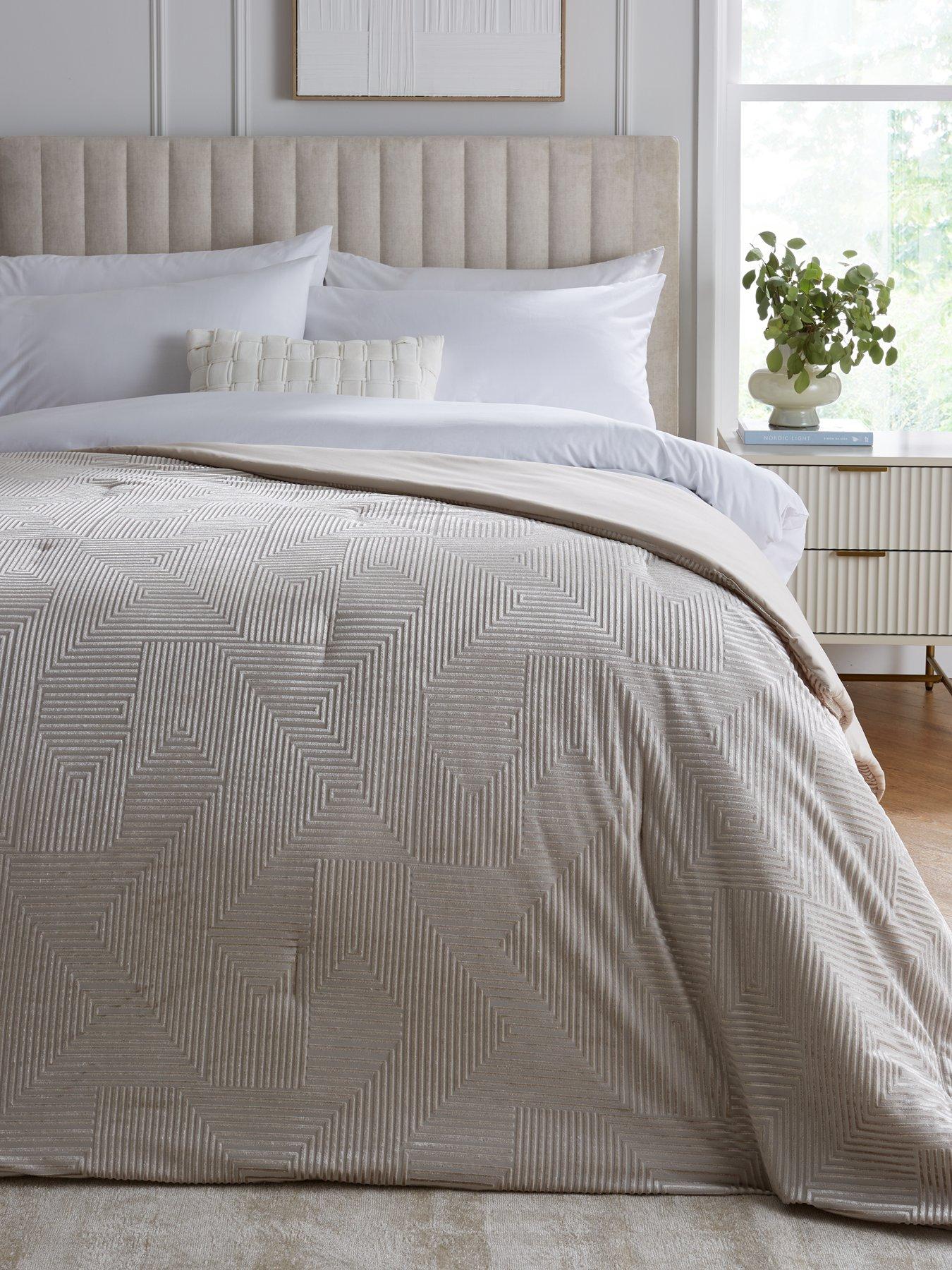 very-home-cut-velvet-luxe-bedspread-throw-champagne