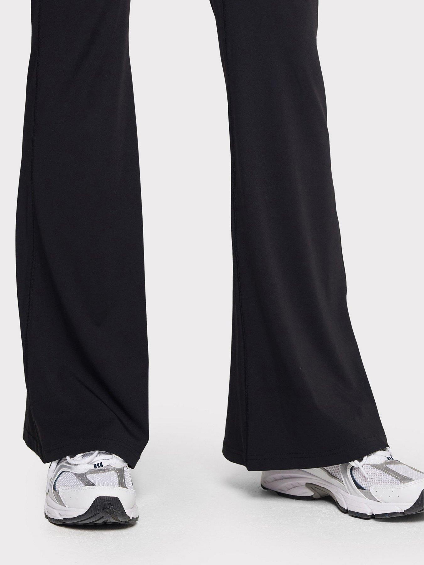 Image 5 of 5 of CHELSEA PEERS Soft + Stretch High-Rise Flared Leggings - Black