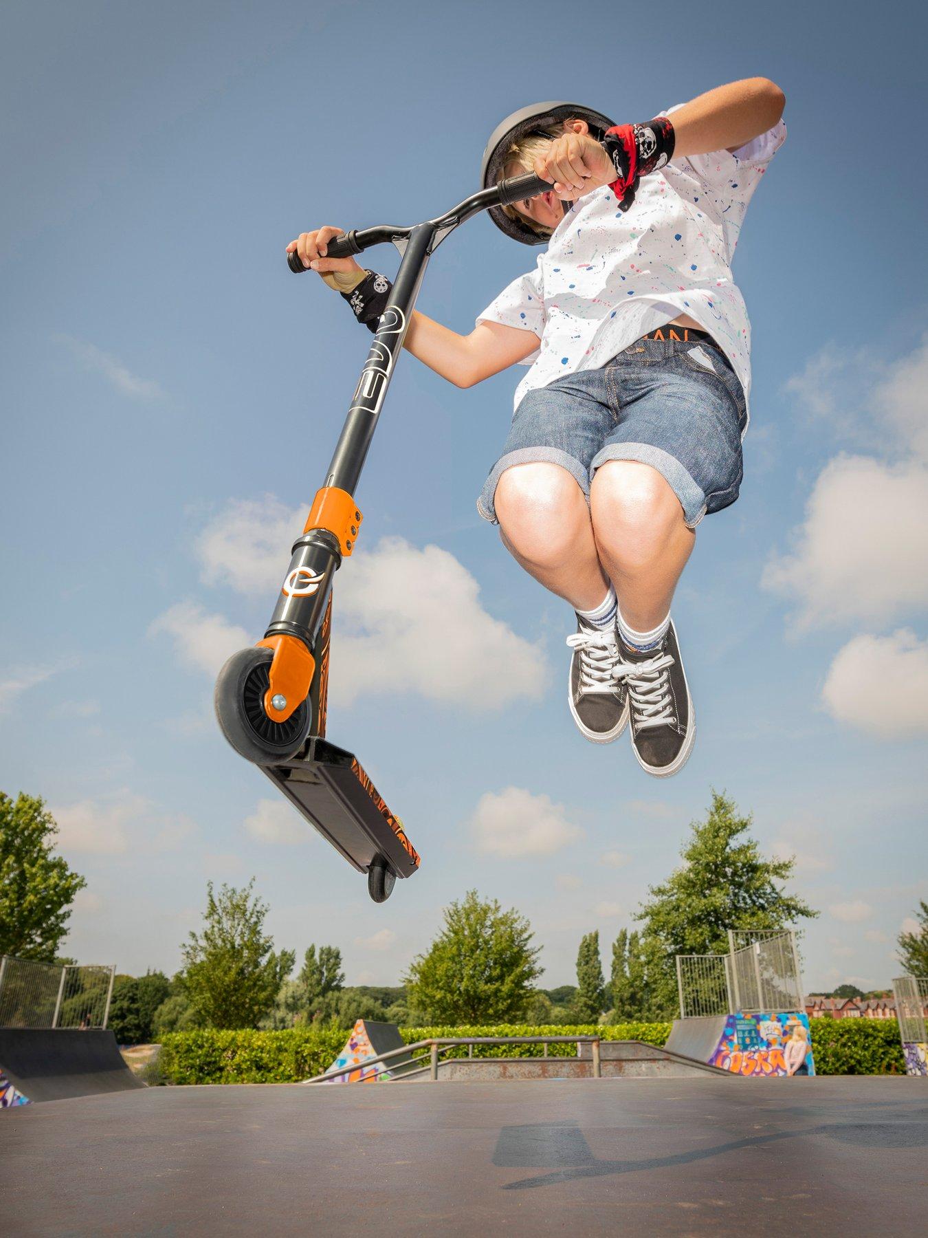 Image 3 of 7 of EVO Kraken Stunt Scooter
