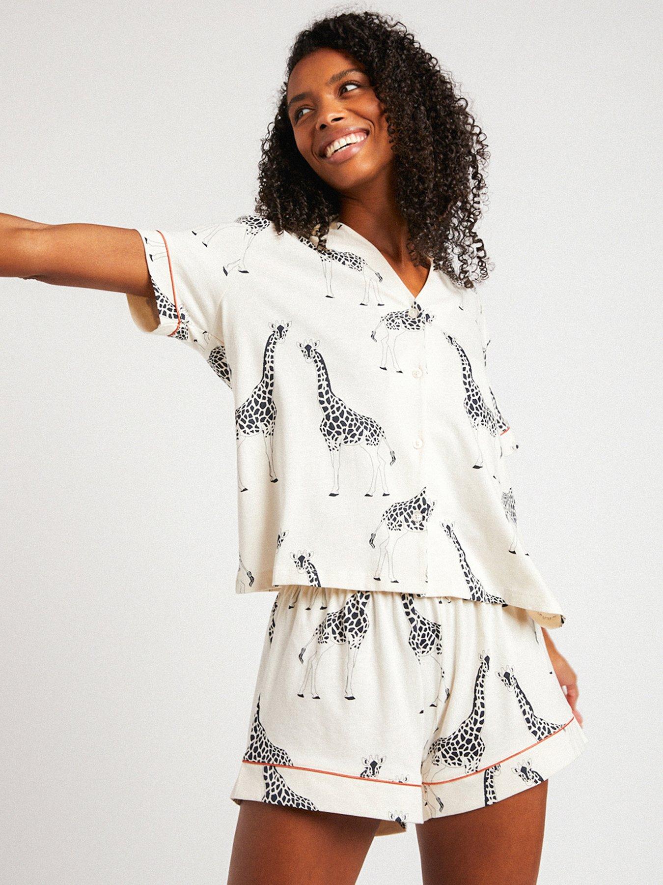  image of chelsea-peers-organic-cotton-giraffe-print-short-pyjama-set-cream