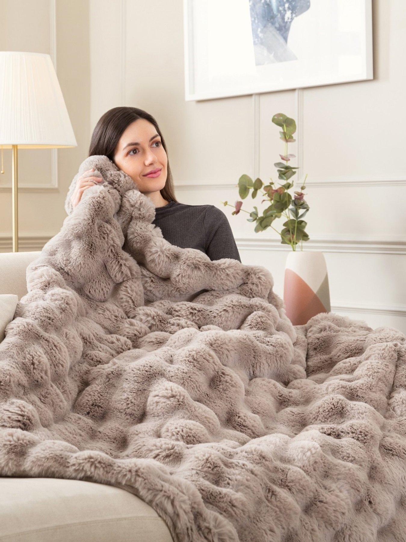 dreamland-hygge-days-warming-throw--mocha