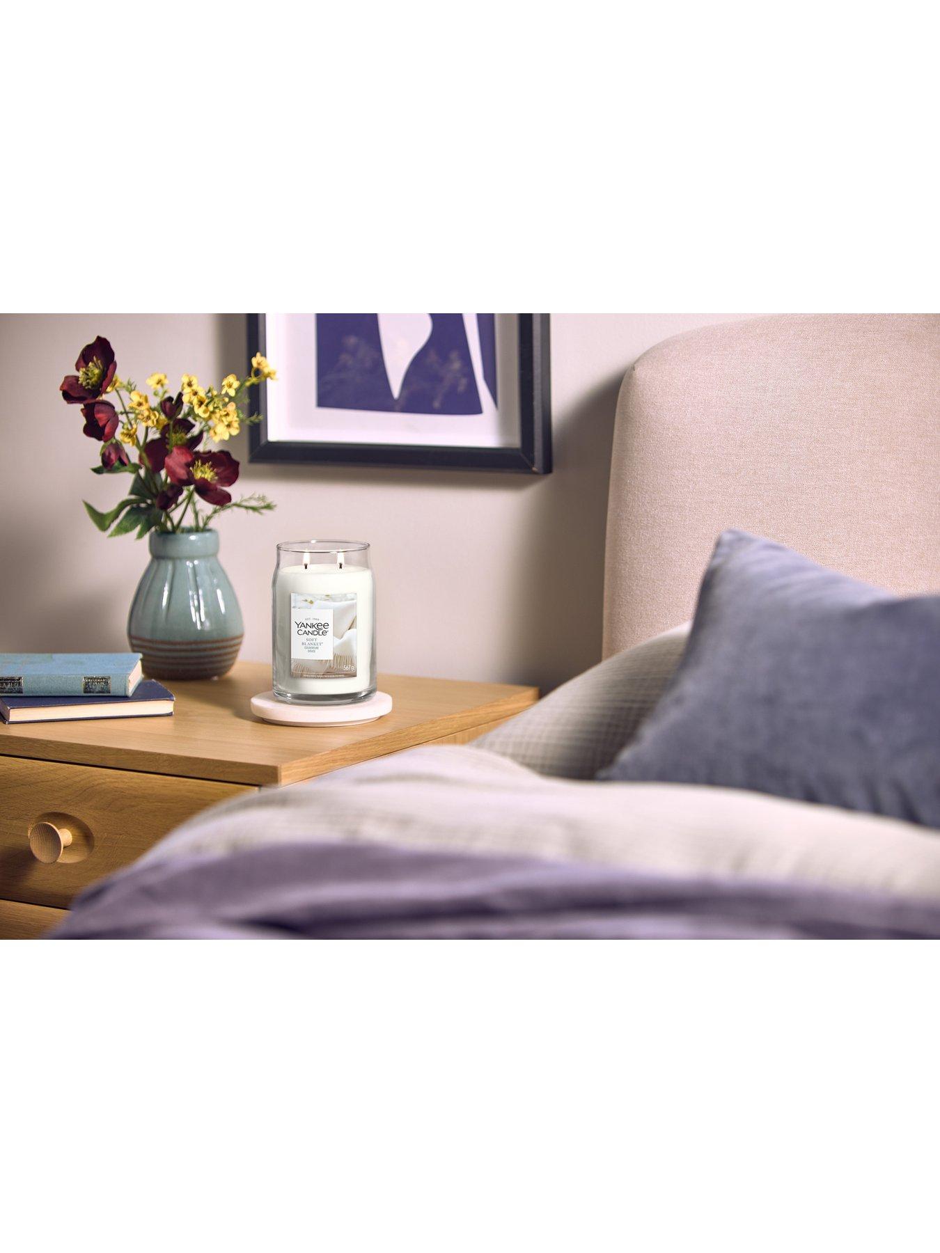 Image 5 of 6 of Yankee Candle Signature Collection Large Jar Candle &ndash; Soft Blanket
