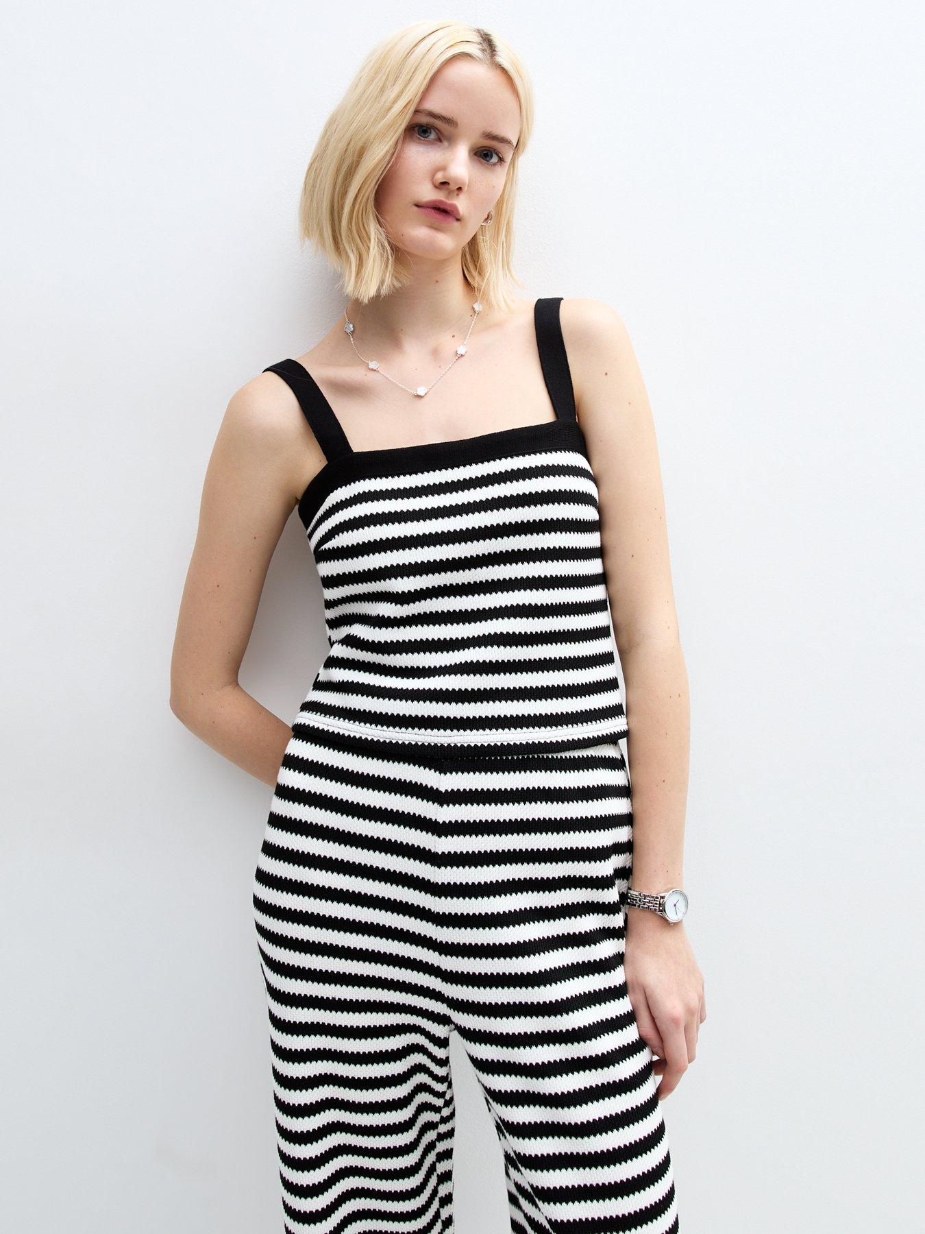 undefined Textured Striped Cropped Vest - Black