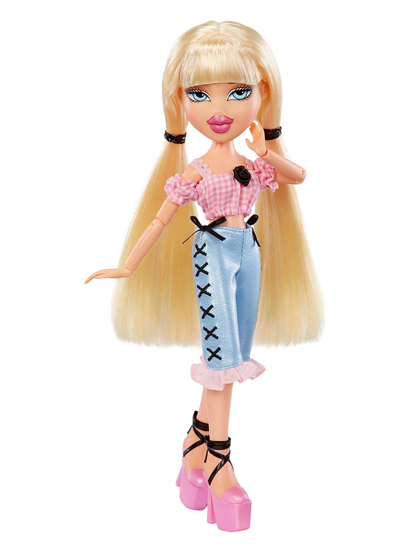 Image 3 of 8 of Bratz Goin Out! Doll- Cloe