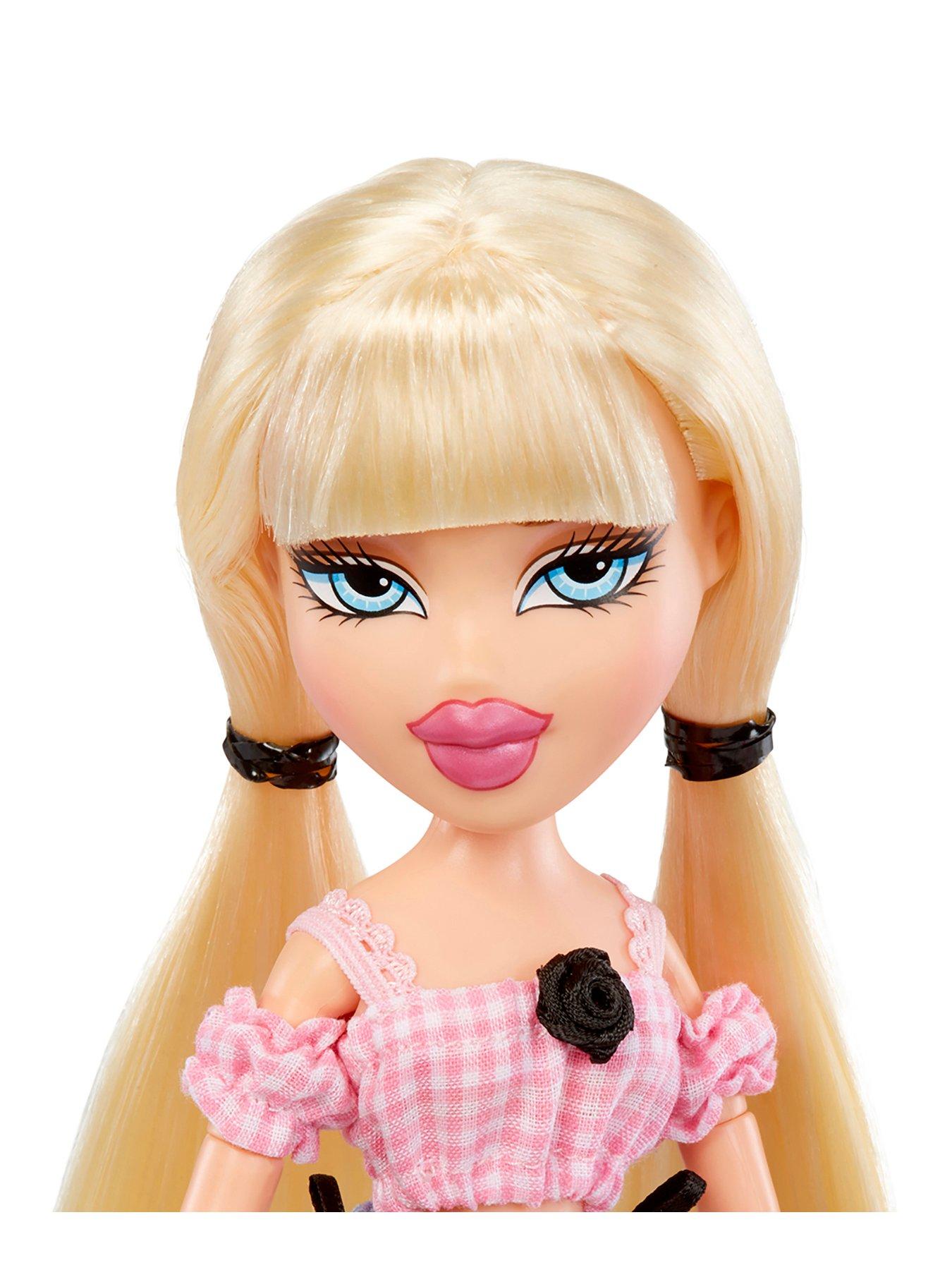 Image 5 of 8 of Bratz Goin Out! Doll- Cloe