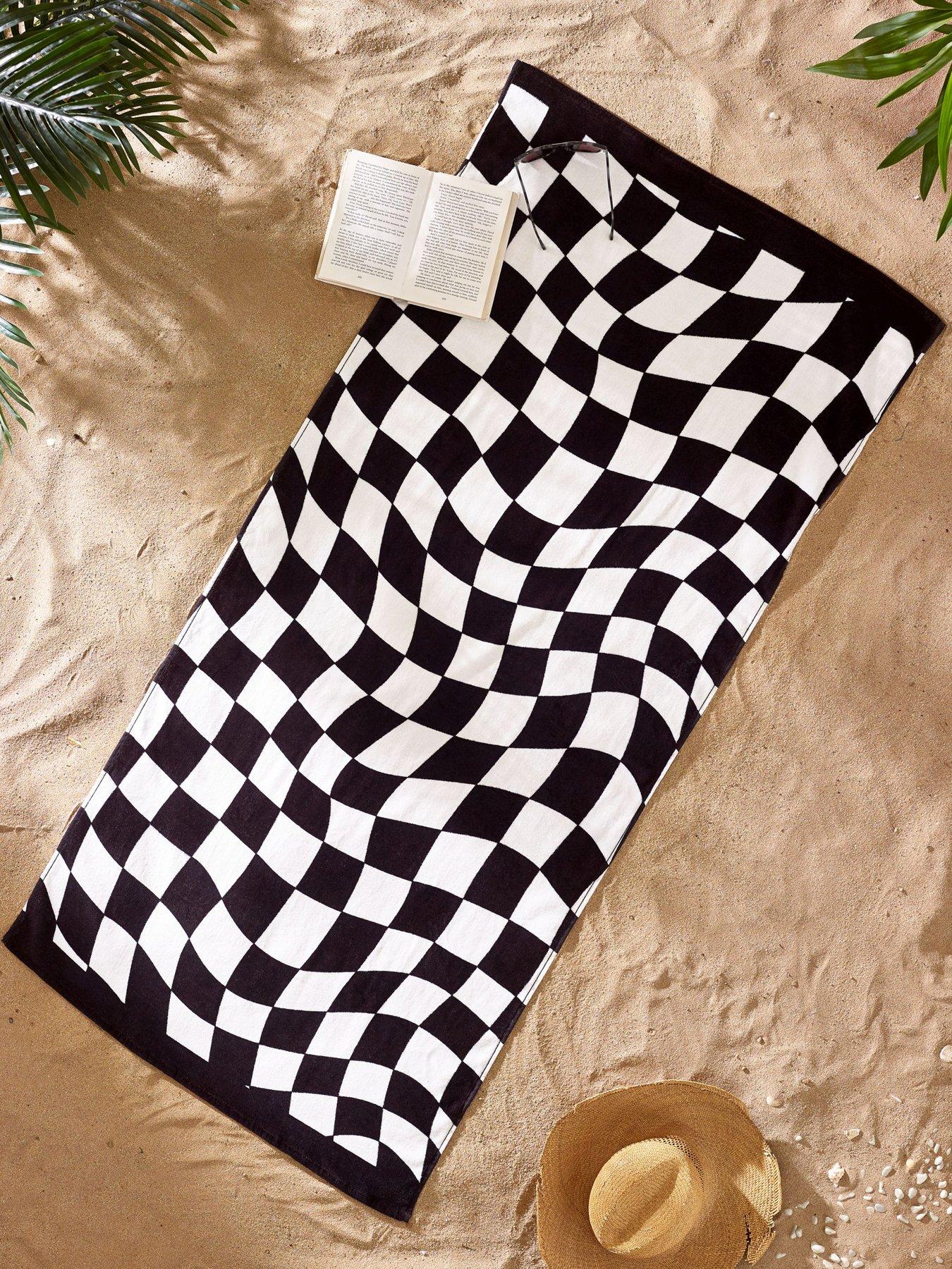 catherine-lansfield-checkerboard-100-cotton-beach-towel
