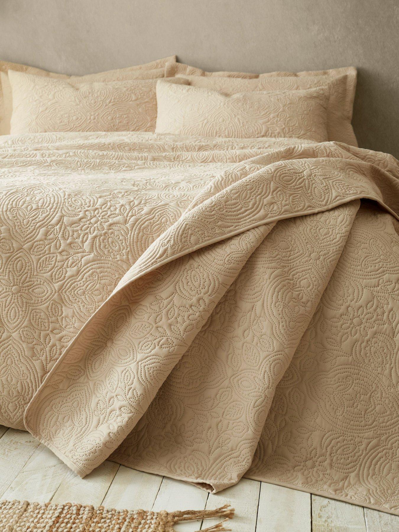 pineapple-elephant-casablanca-pinsonic-bedpsread-thrownbsp