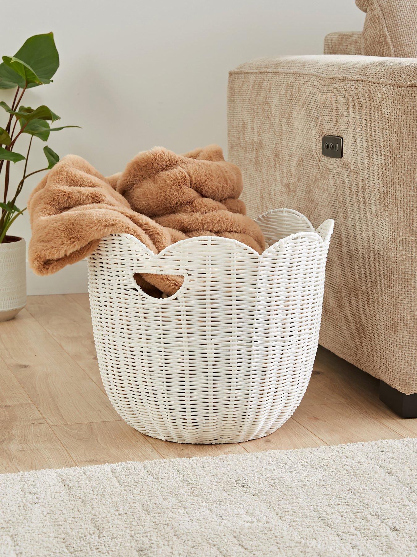 The Very Collection Scallop Round Basket 37cm