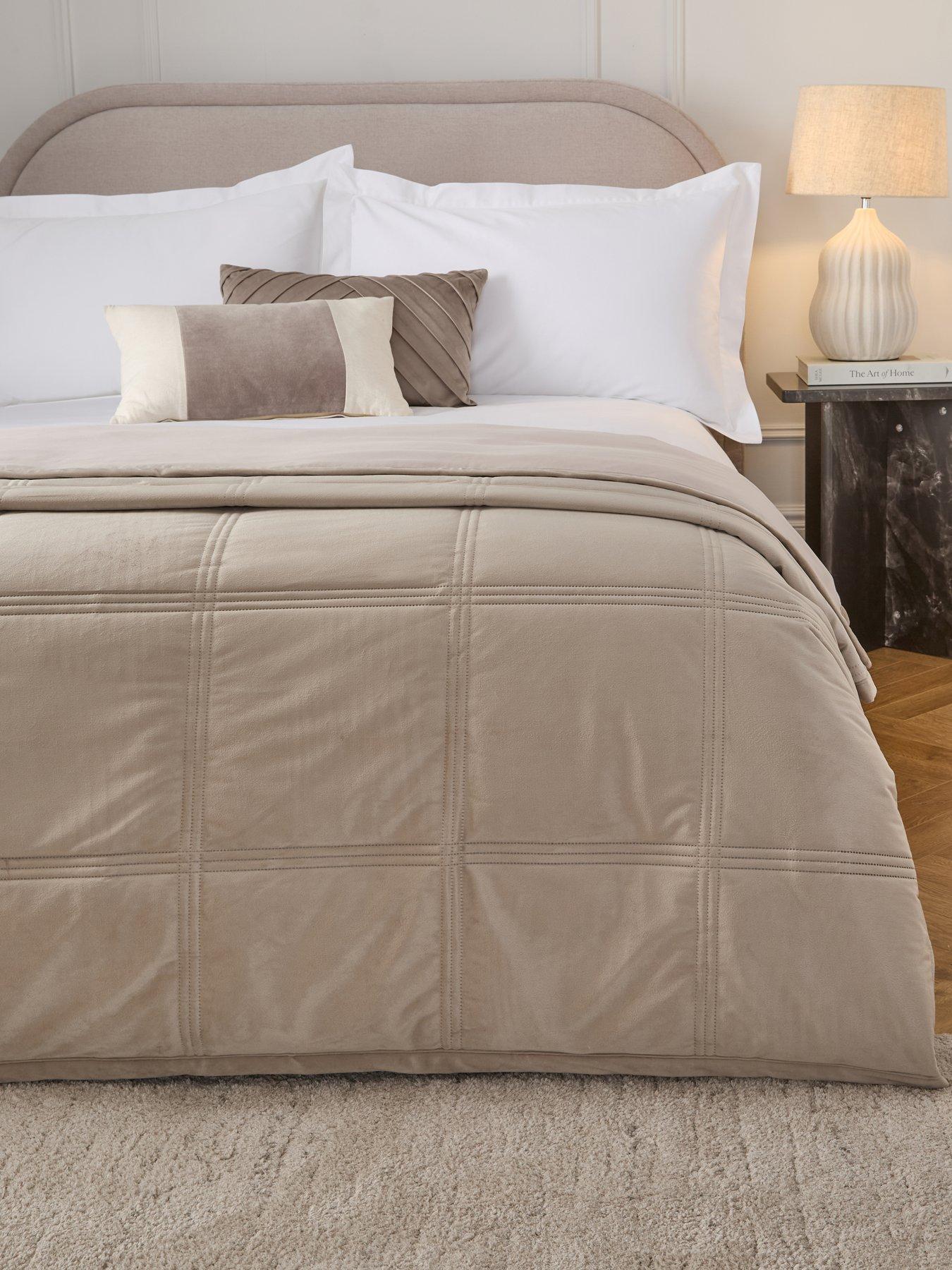 The Very Collection Luxe Velvet Bedspread 165 x 240 cm - Champagne