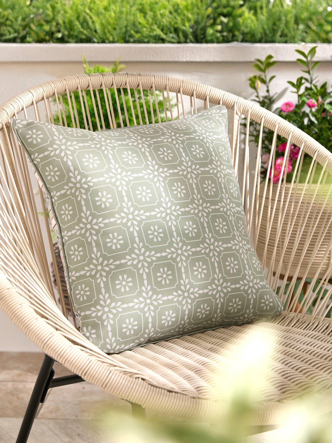 the-very-collection-ditsy-floral-showerproof-cushion