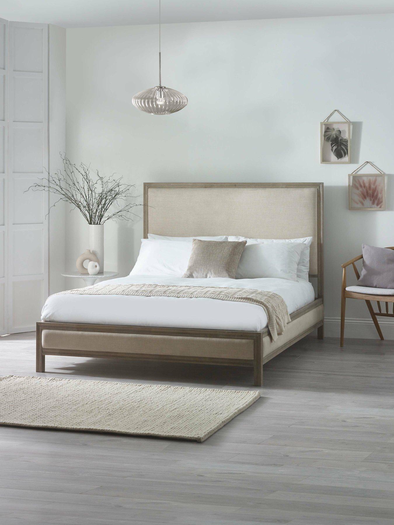 julian-bowen-lucie-bed