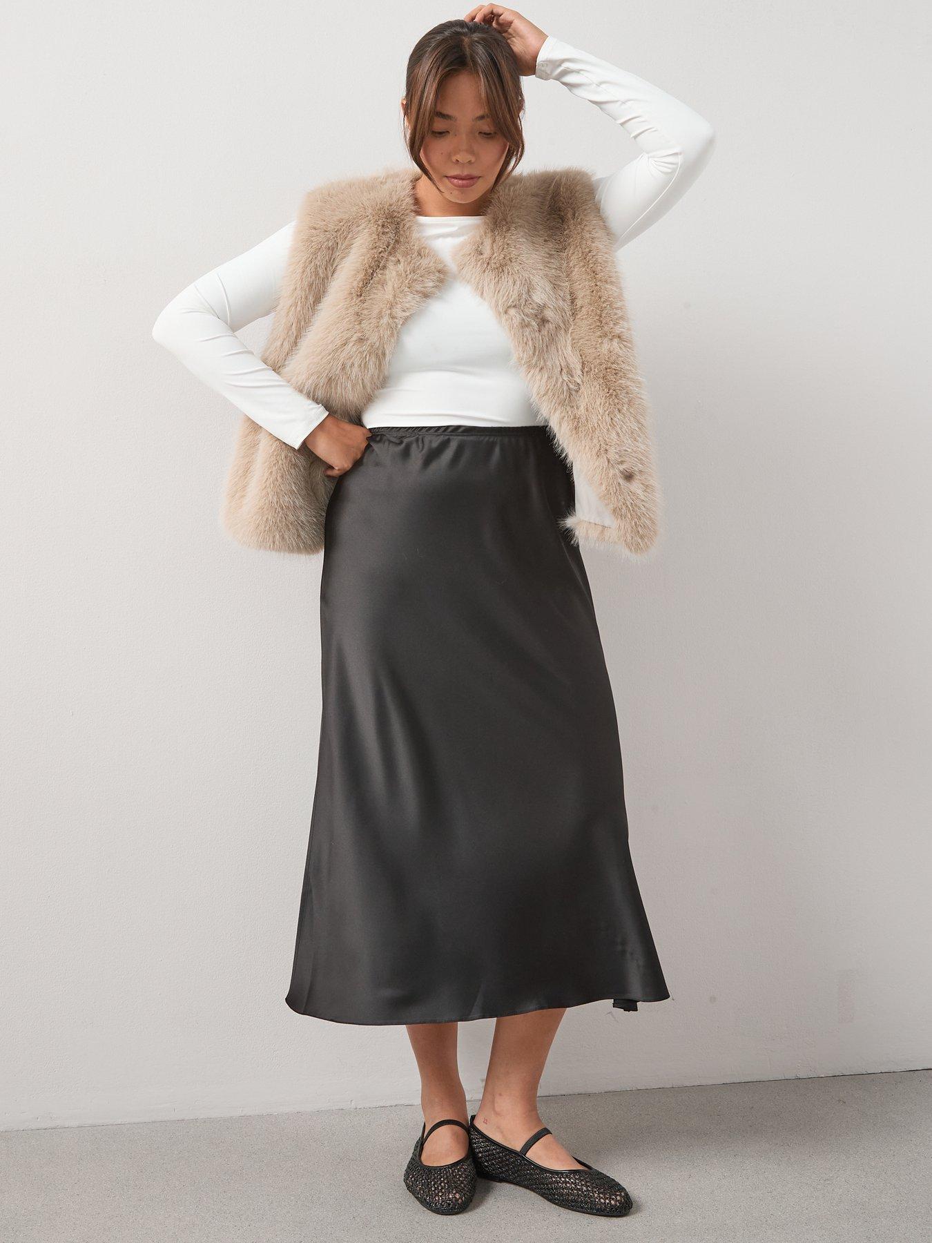 Image 6 of 7 of V by Very Curve Faux Fur Gilet - Beige