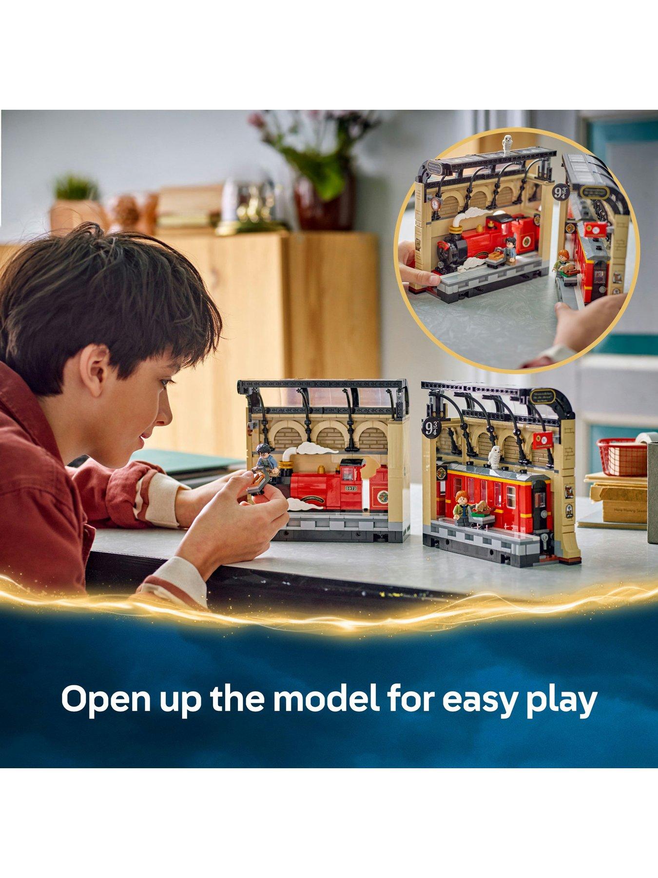 Image 5 of 8 of LEGO Harry Potter Book Nook: Hogwarts Express 76450