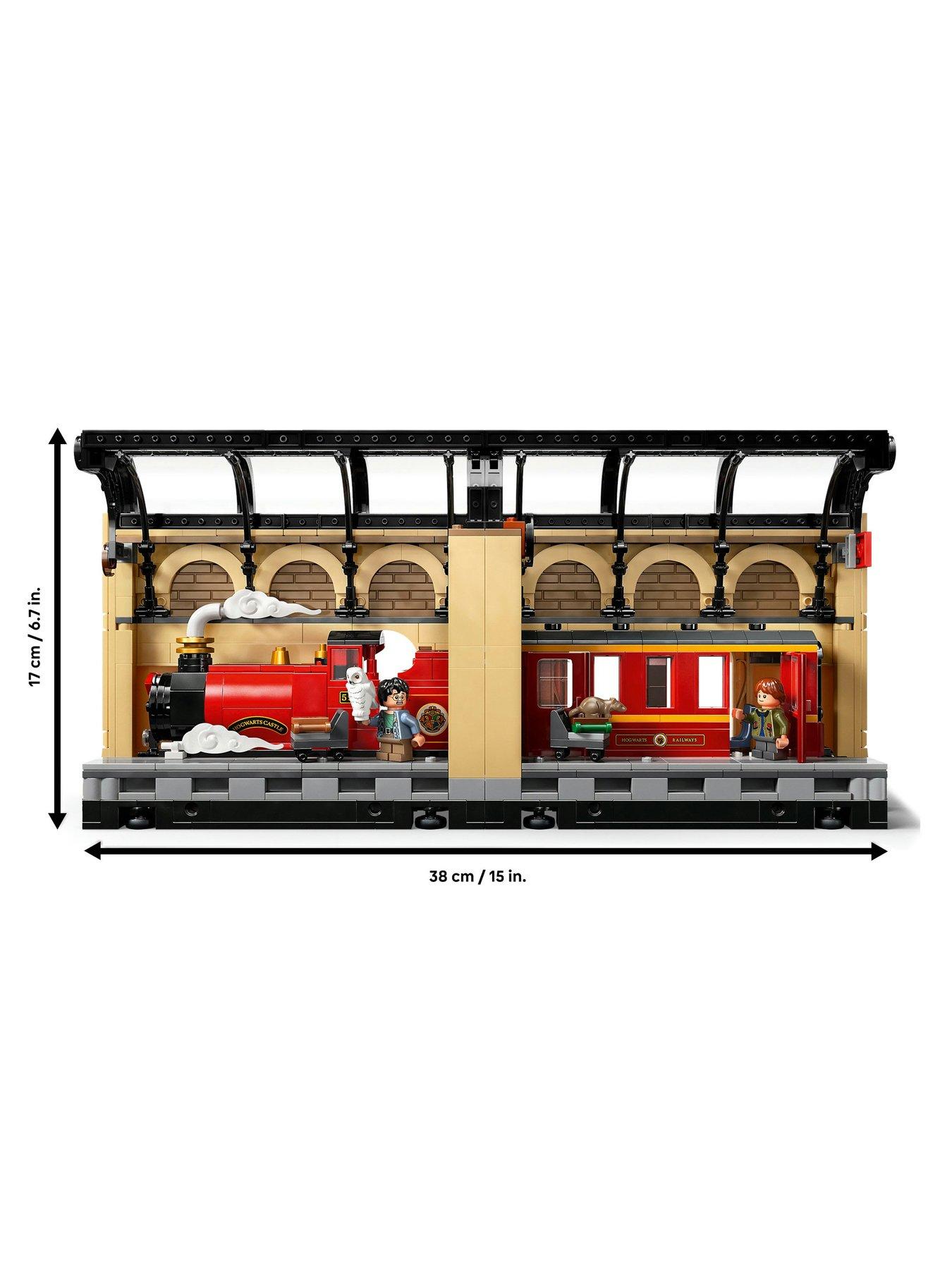Image 6 of 8 of LEGO Harry Potter Book Nook: Hogwarts Express 76450