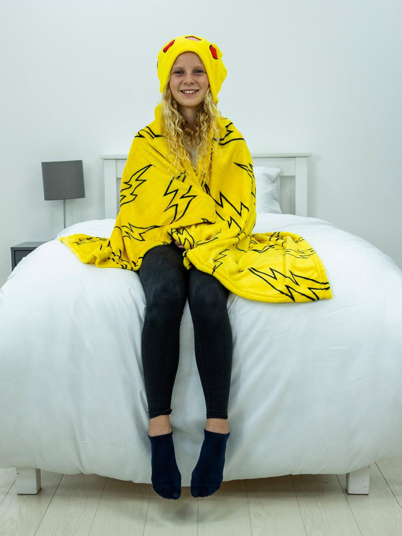 pokemon-pikachu-3d-hooded-fleece-blanket