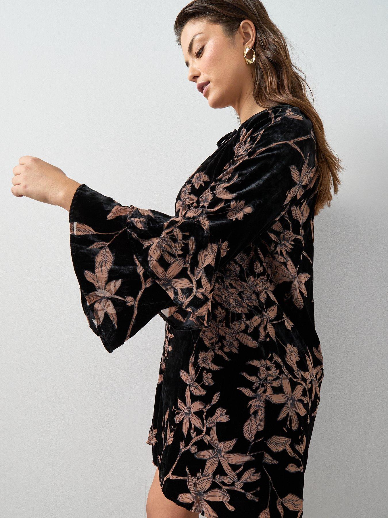 Image 4 of 6 of The Very Collection Curve Devore Ruffle Sleeve Smock Dress - Print