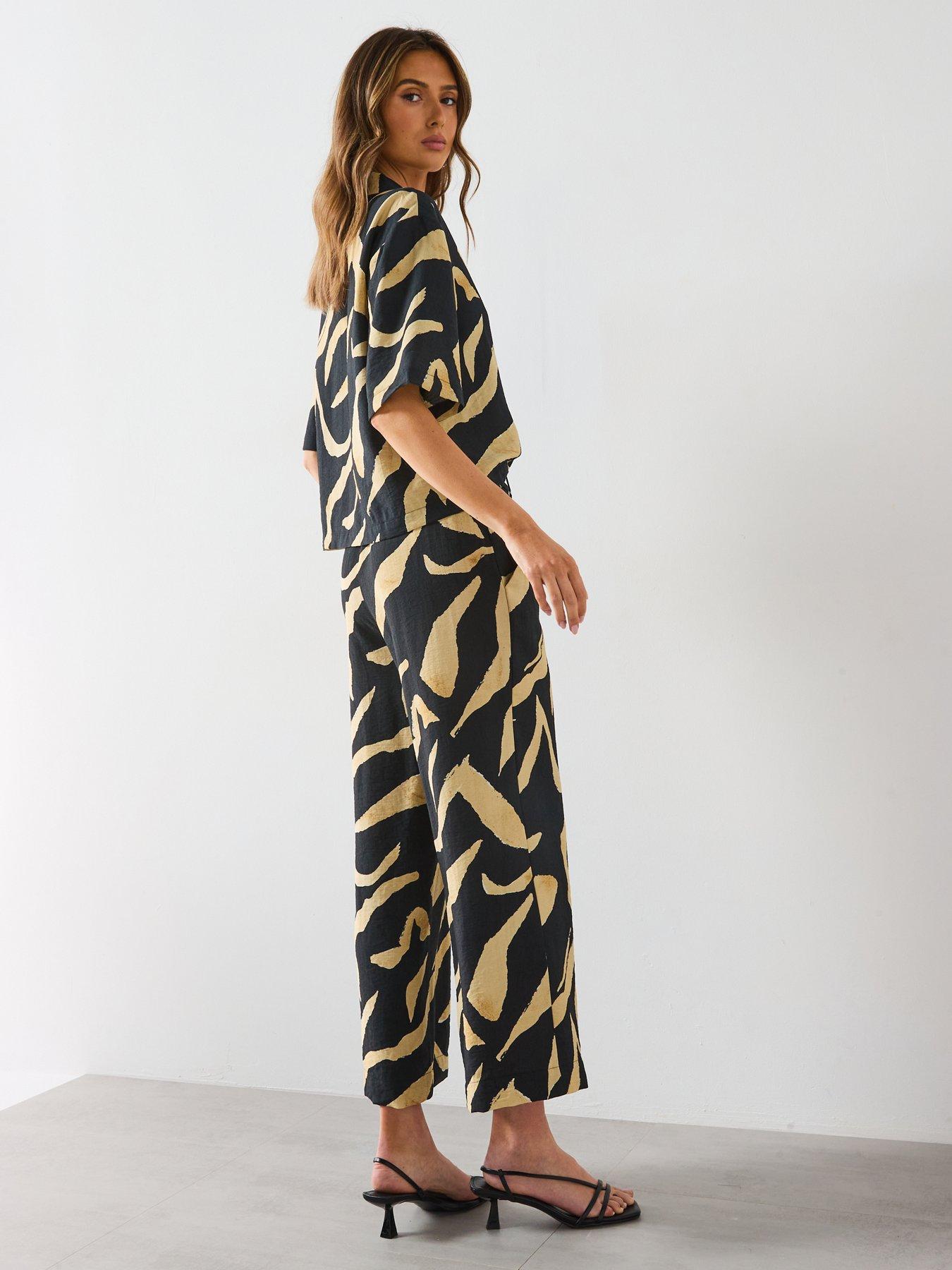  image of mango-printed-short-sleeved-shirt-black