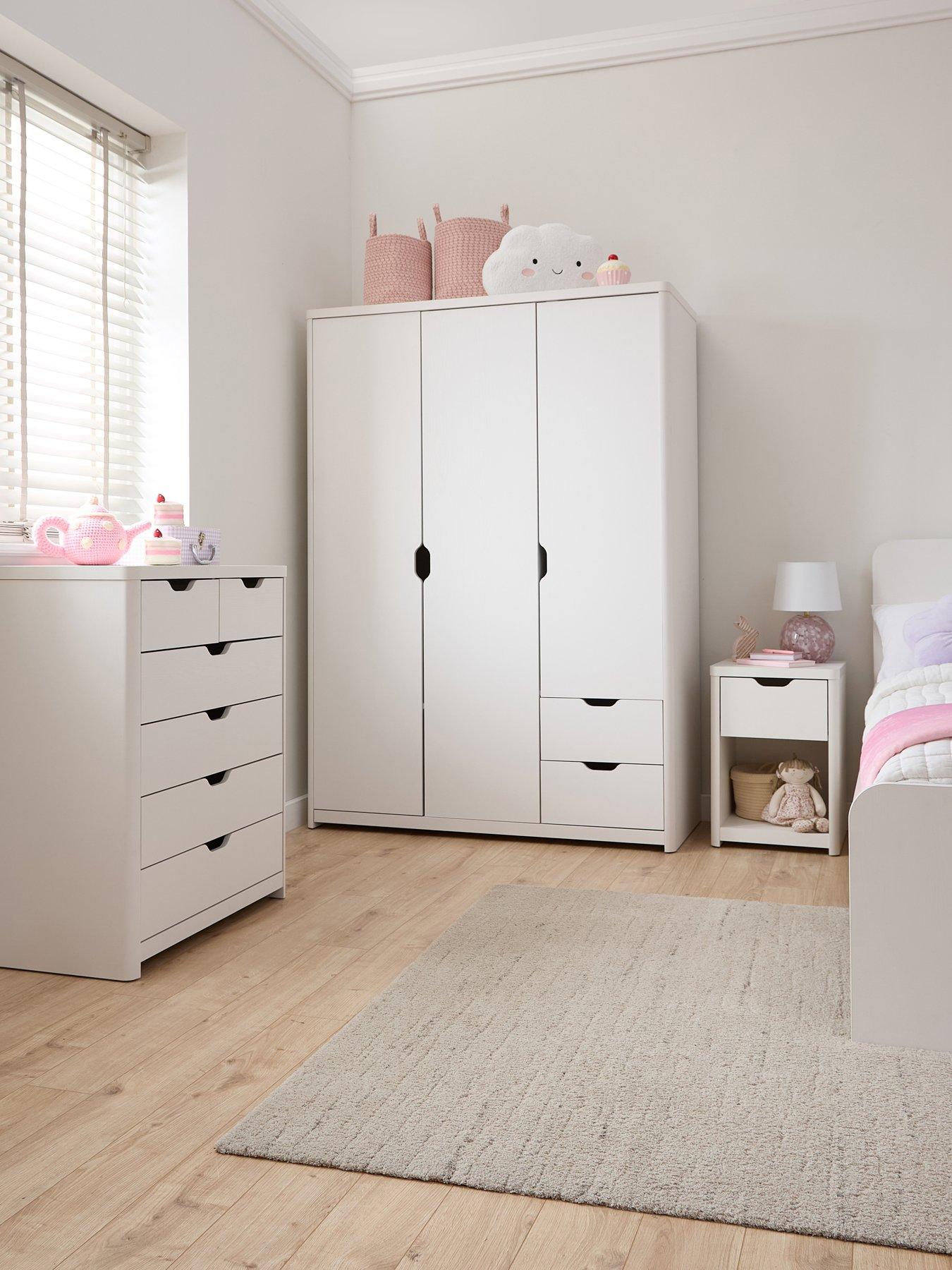 The Very Collection Aspen 3 Piece Package - 3 Door, 2 Drawer Wardrobe, 4 + 2 Chest and Bedside Table - White Oak Effect
