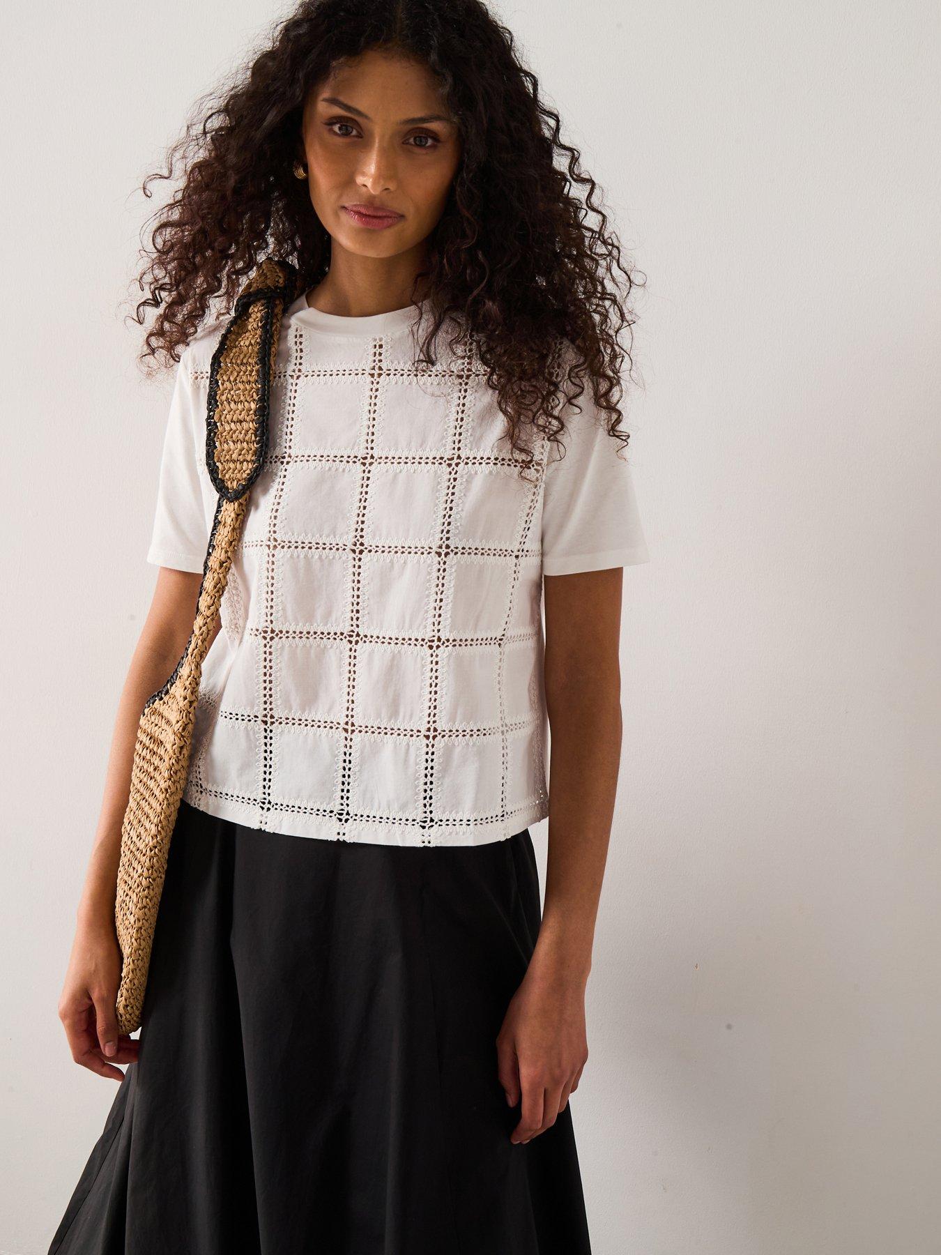 undefined Embroidered Detail T-Shirt - Cream