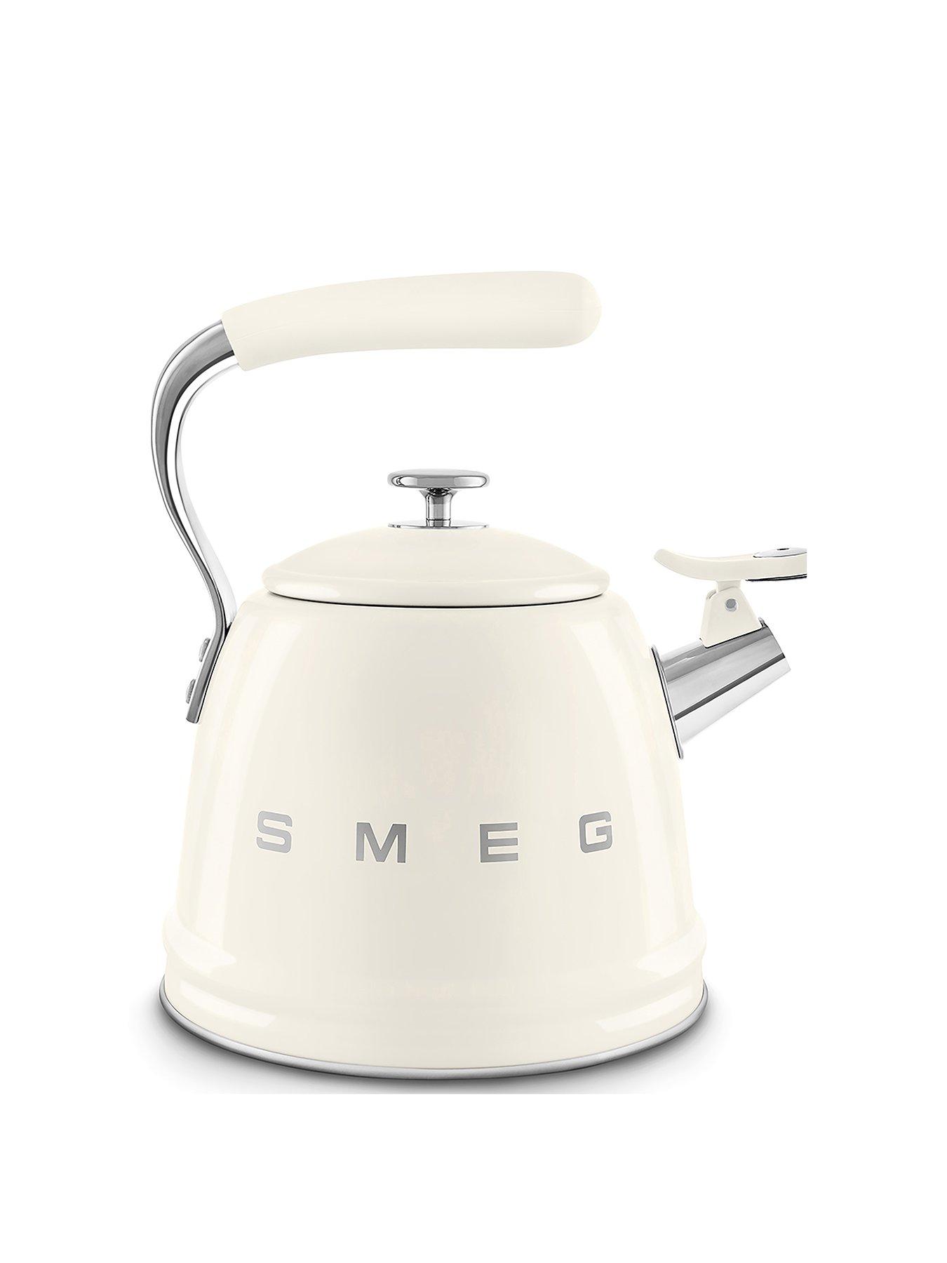 front image of smeg-whistling-kettle
