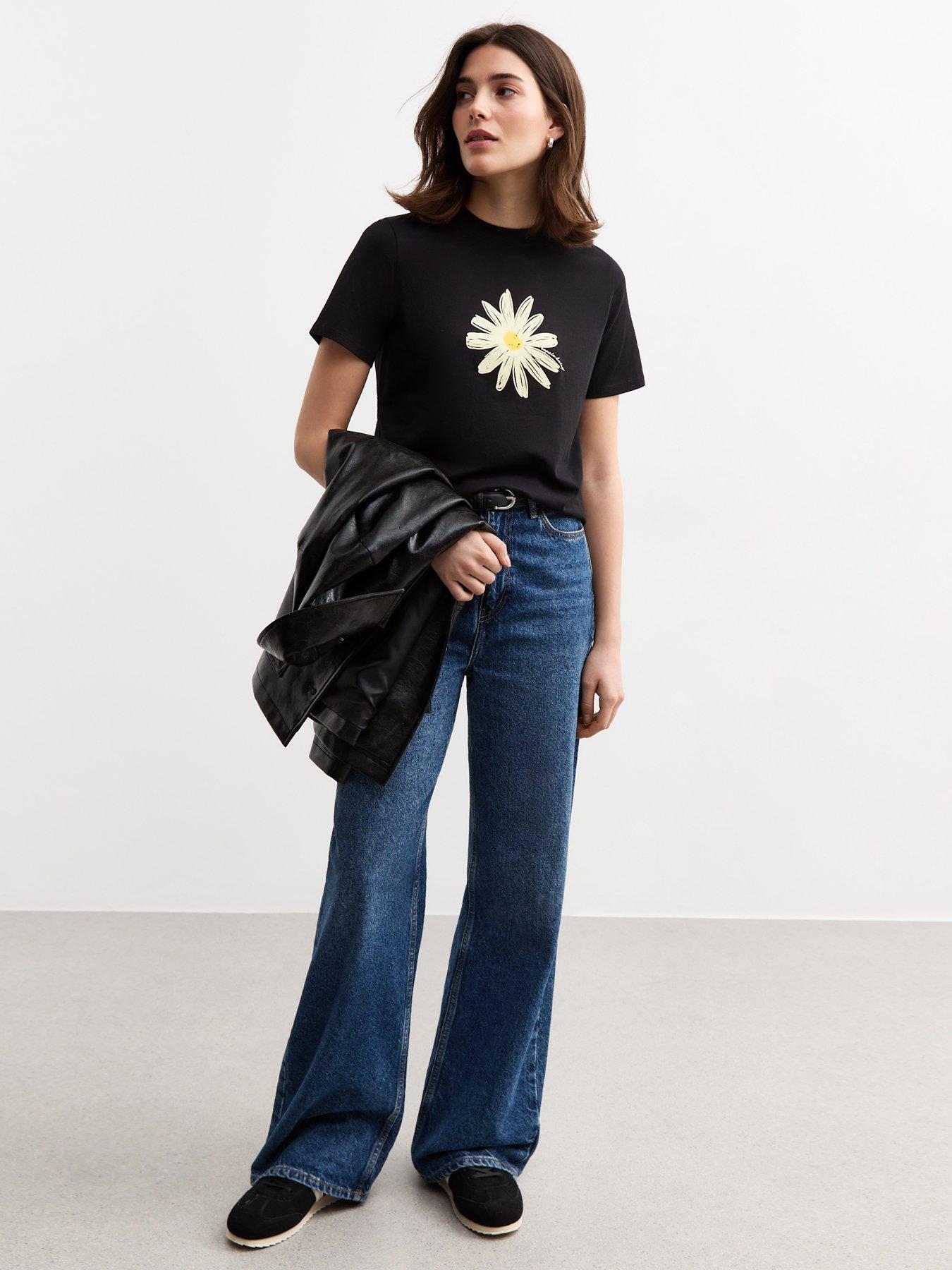 Image 3 of 4 of New Look Black Daisy Print T-shirt