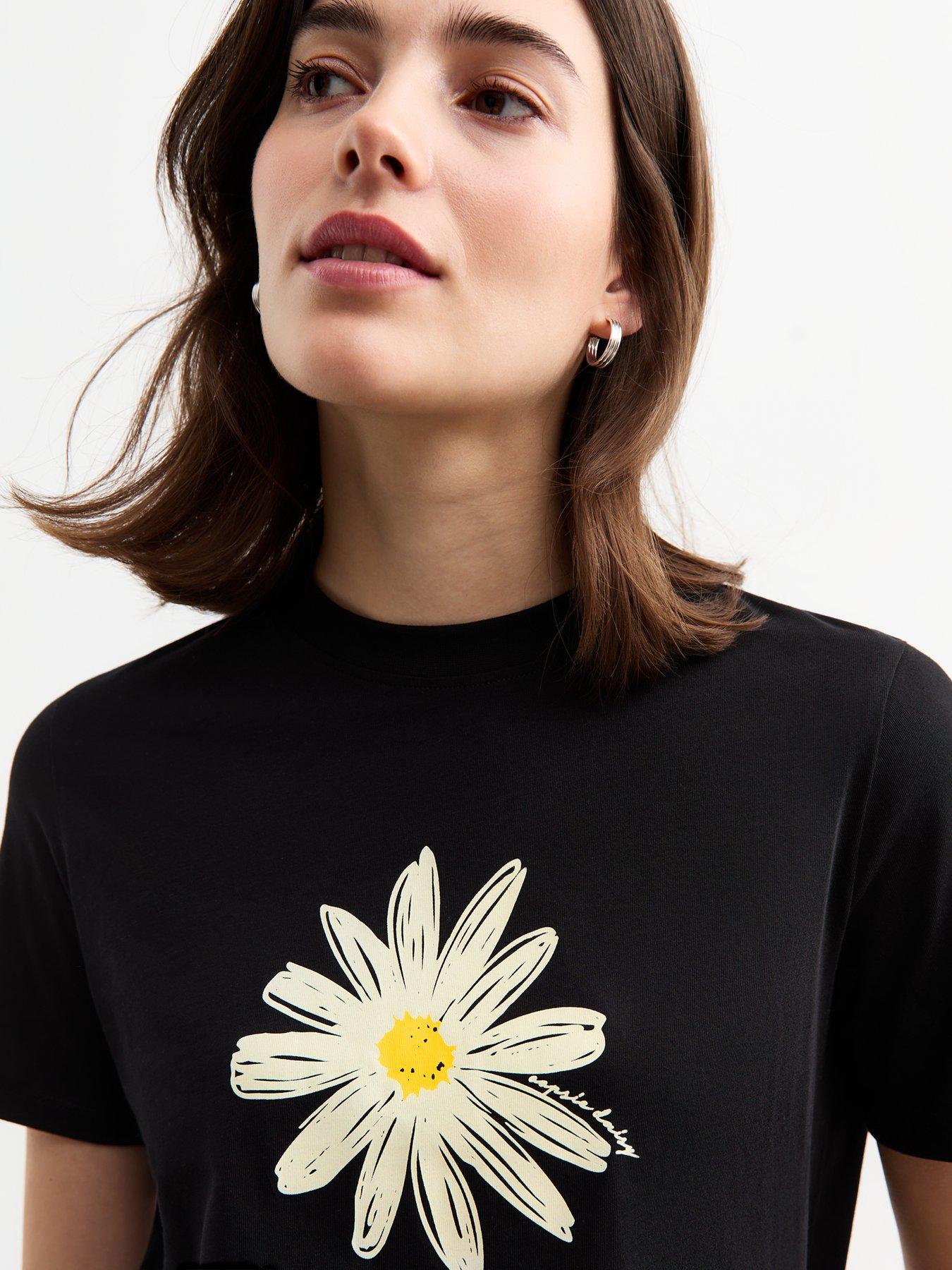 Image 4 of 4 of New Look Black Daisy Print T-shirt