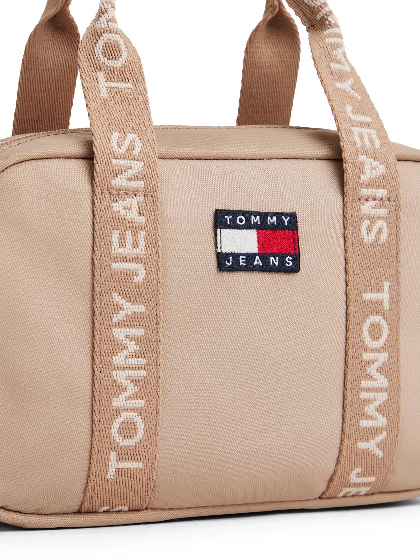 Image 4 of 5 of Tommy Jeans Essential Daily Crossover Bag - White